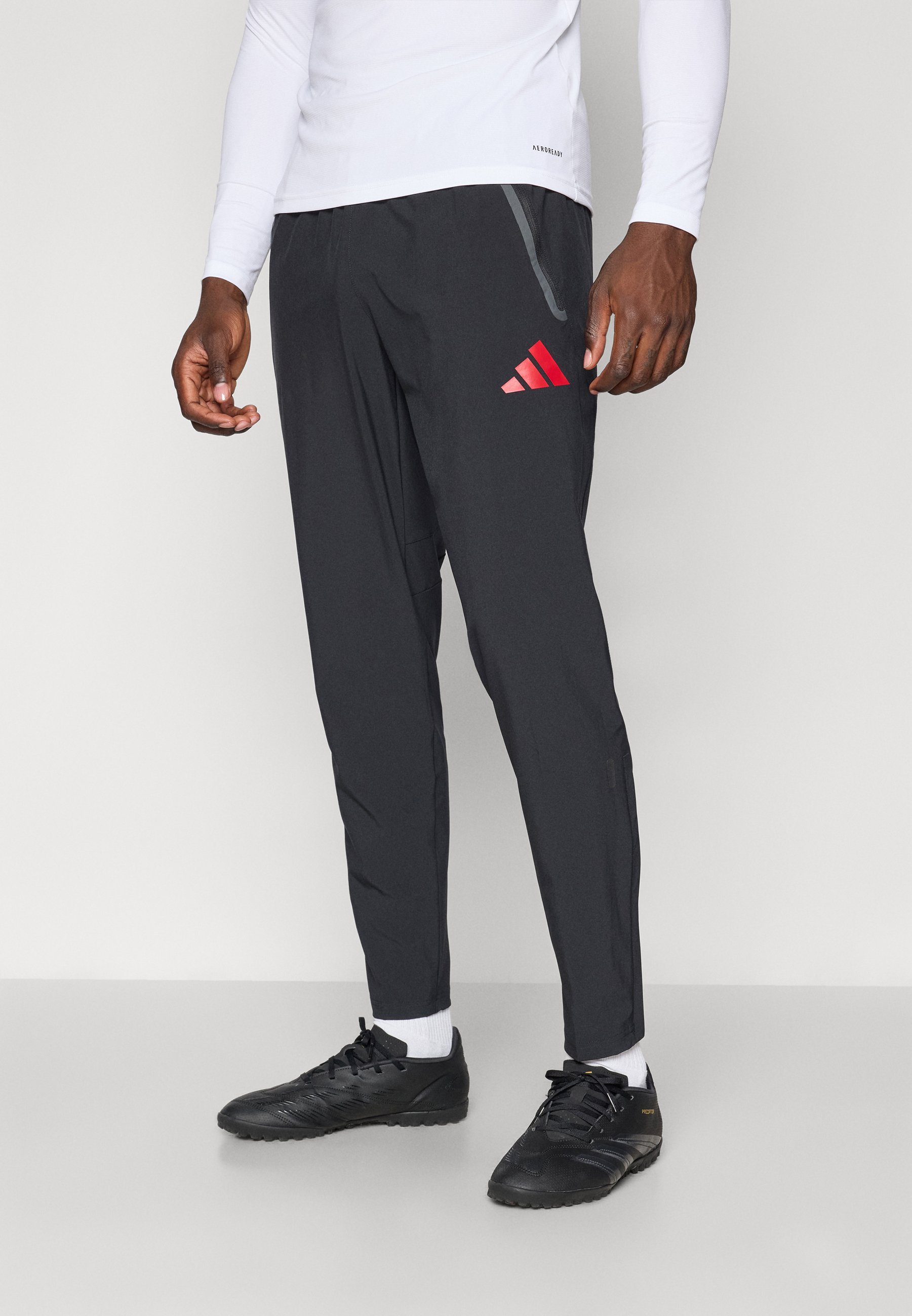 Pantalon de voyage adidas Performance LIVERPOOL FC TIRO 25 COMPETITION VIS TECH - Tenue de club - Noir/Rouge fraise