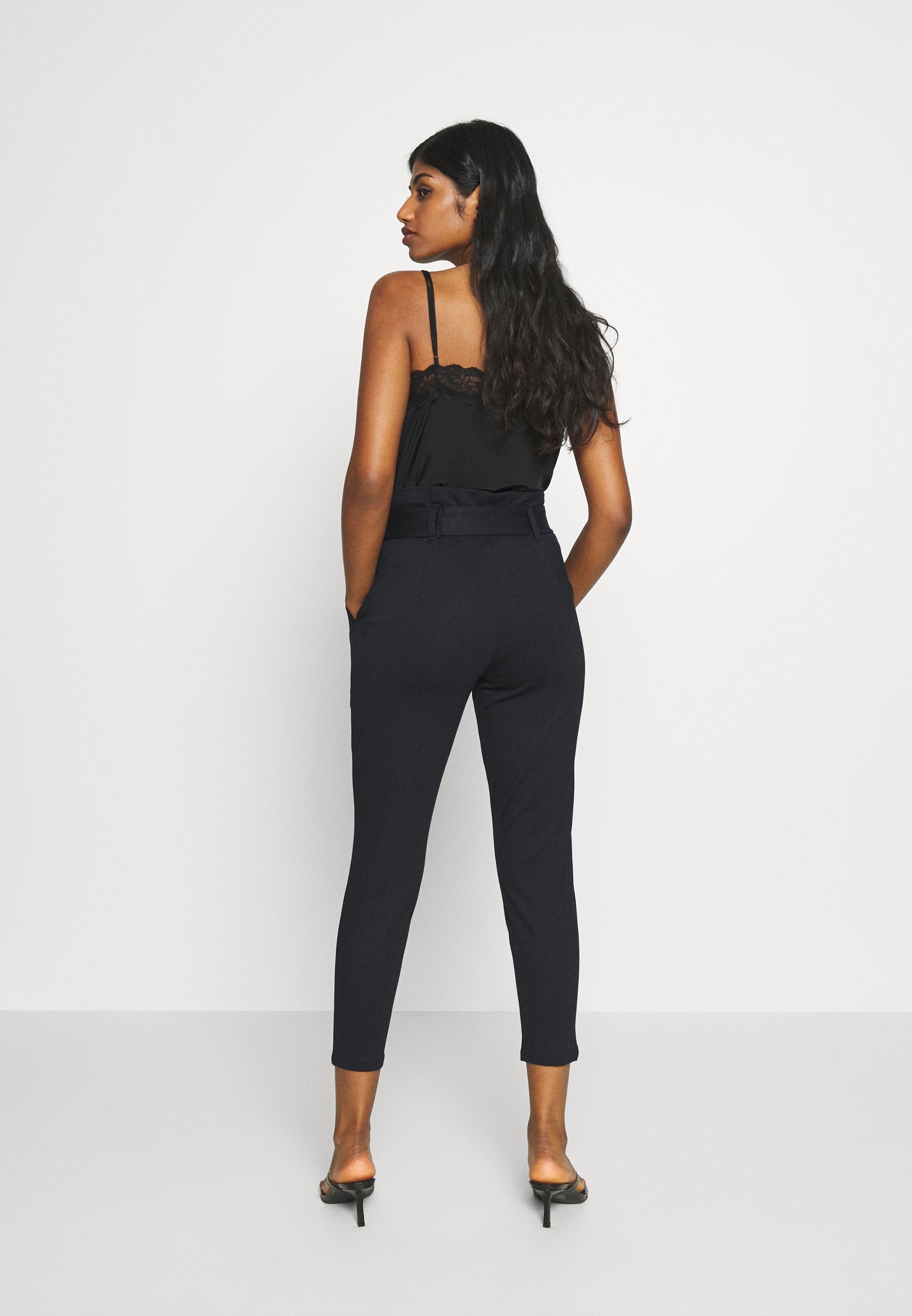 Vero Moda Petite VMBAILEY PAPERBAG BELT PANTS - Pantalon - noir