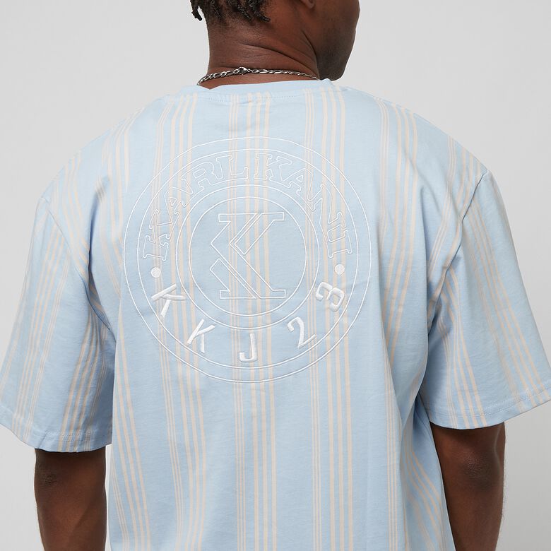 Camiseta de rayas pequeñas con el logo de la marca