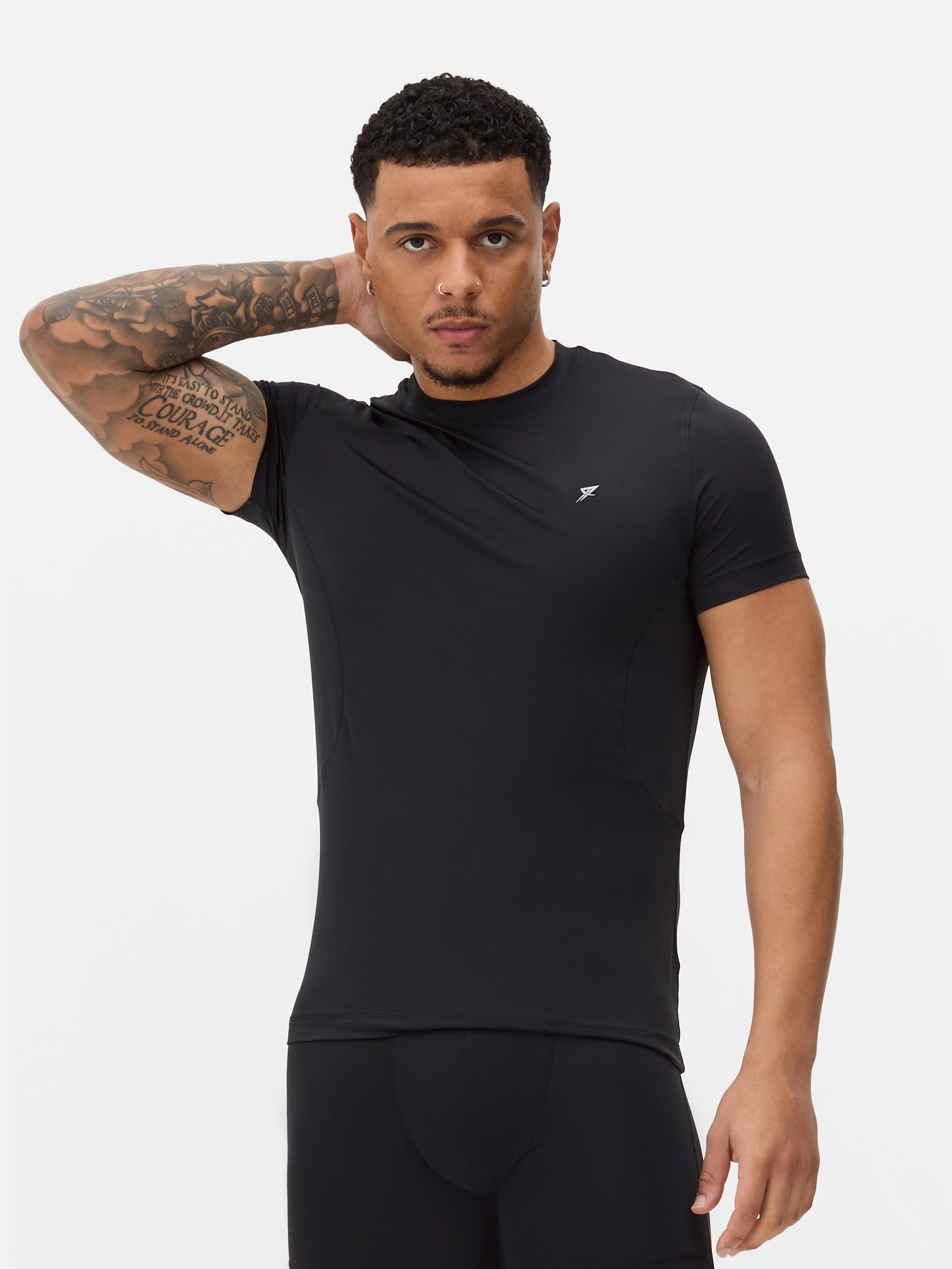 Diverse tricouri sport, set de 2 Un set de două tricouri sport cu mâneci scurte și panouri de ventilație