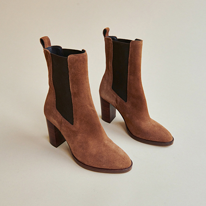 Bottines à bouts pointus et élastiques  en croute cognac