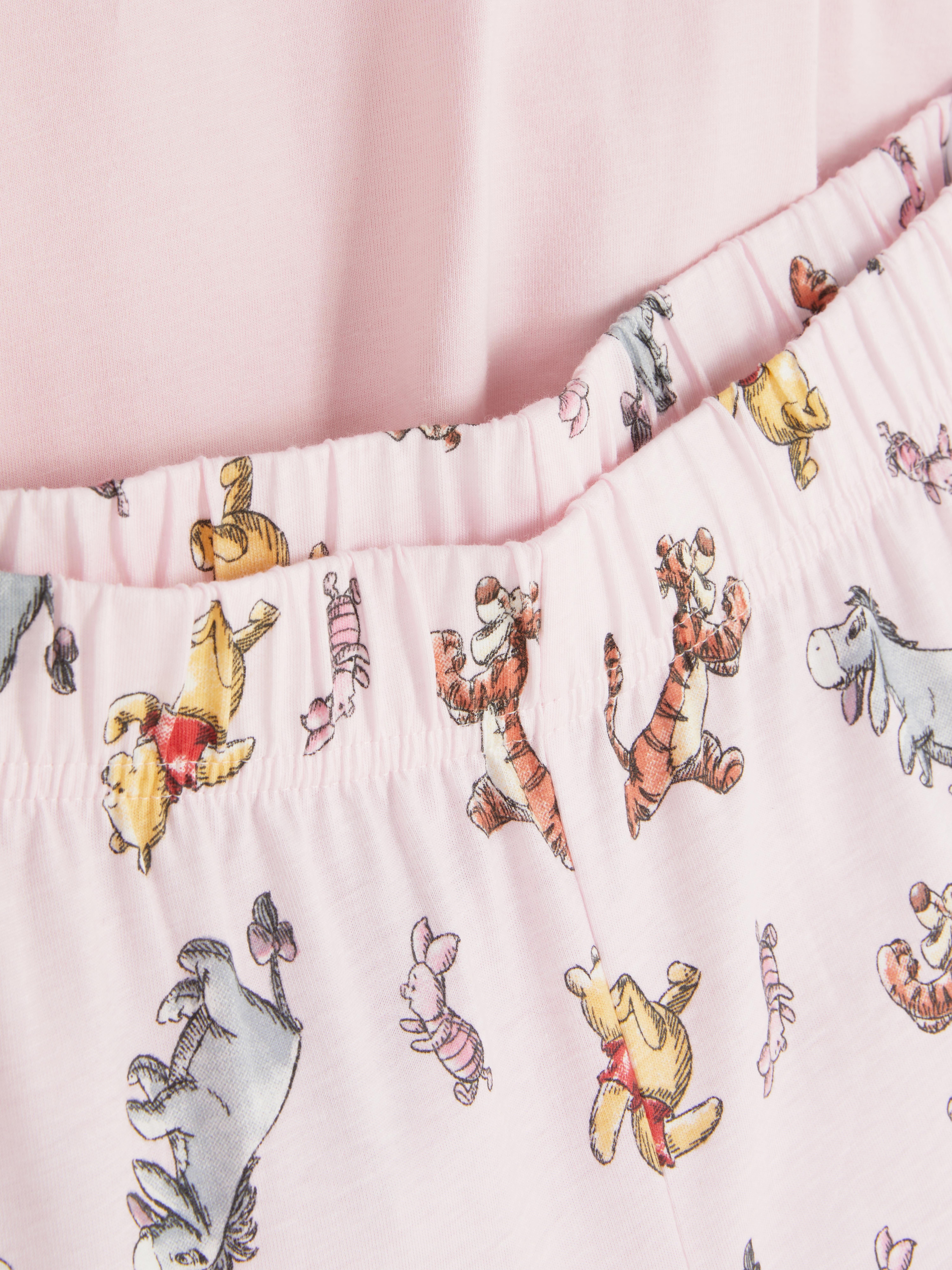 Pyjamas mit Disney-Motiven. Es ist Zeit, sich in unseren bezaubernden Disney-Pyjamas zu entspannen.
