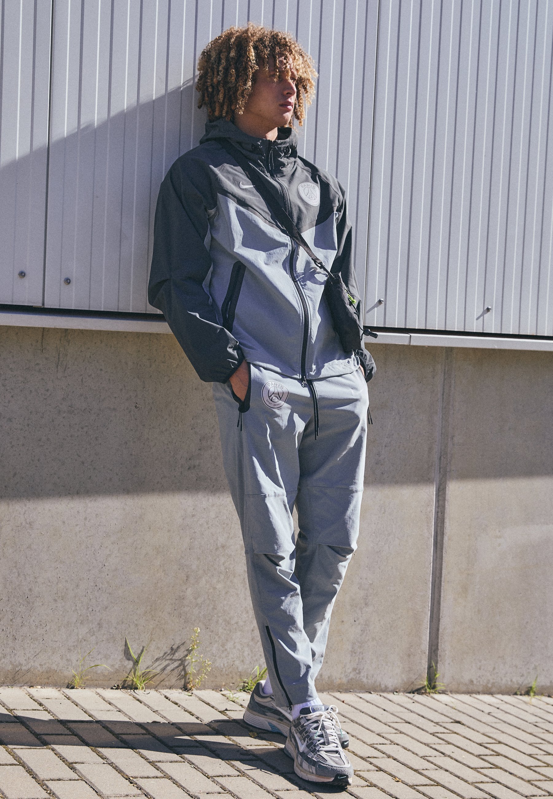 PARIS SAINT-GERMAIN TECH WINDRUNNER - Klubové oblečení - antracit/particle grey/stříbrná/bílá