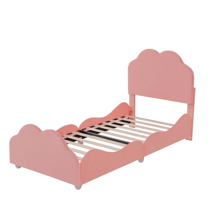 Cama infantil tapizada de 90x200 cm en terciopelo rosa con barandilla de seguridad y cabecero en forma de nube; base de láminas incluida.