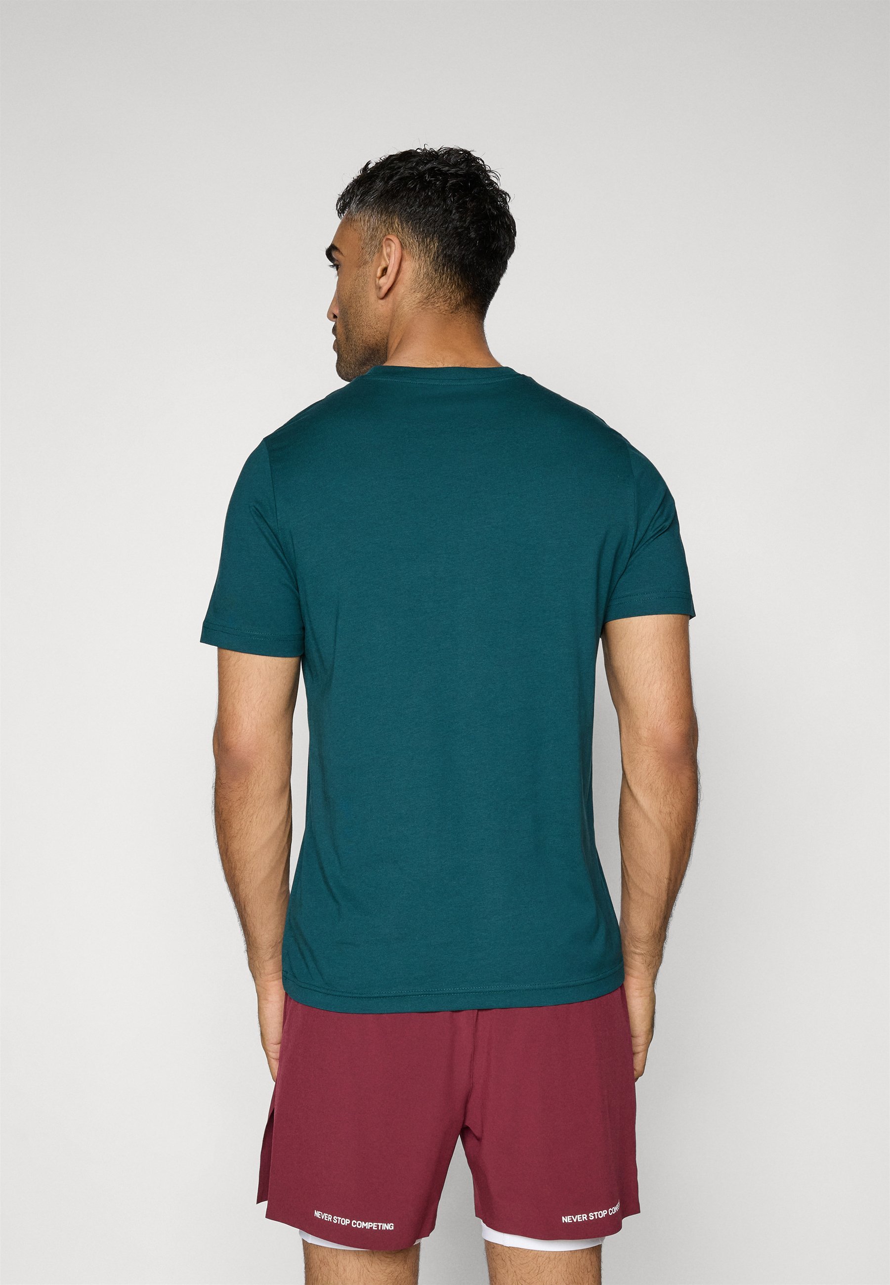 Puma LOGO TEE - Bedrucktes T-Shirt - grünes Terrain