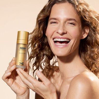Isdinceutics Brighten Melaclear Anti-Dark Spot Serum Kasvoseerumi tummien läiskien ja hyperpigmentaation vähentämiseen 30 ml 30 ml
