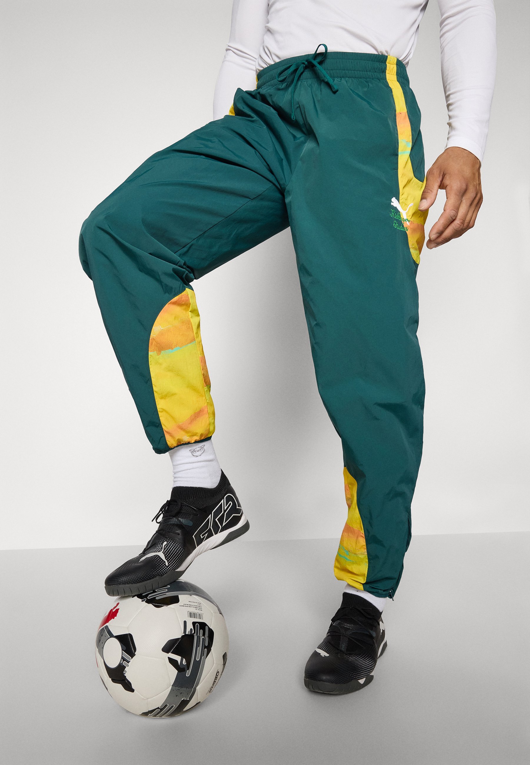 Puma KIDSUPER MAMELODI SUNDOWNS FC TRAVEL PANT - Klubové oblečení - green terrain/pelé yellow