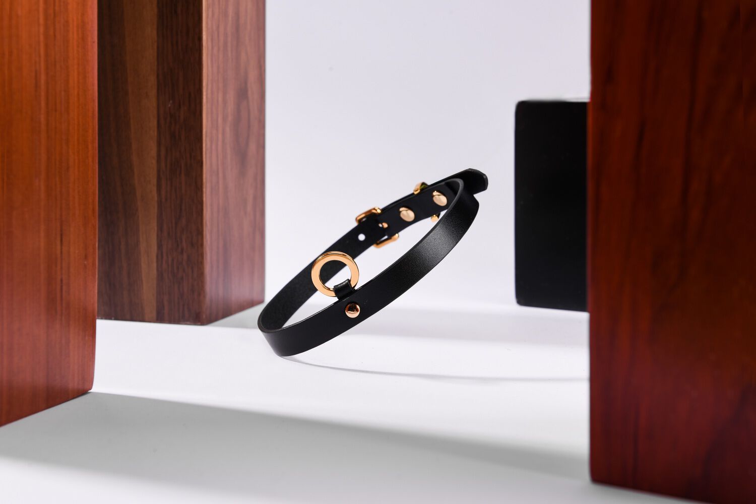 Collier ras du cou en cuir UPKO