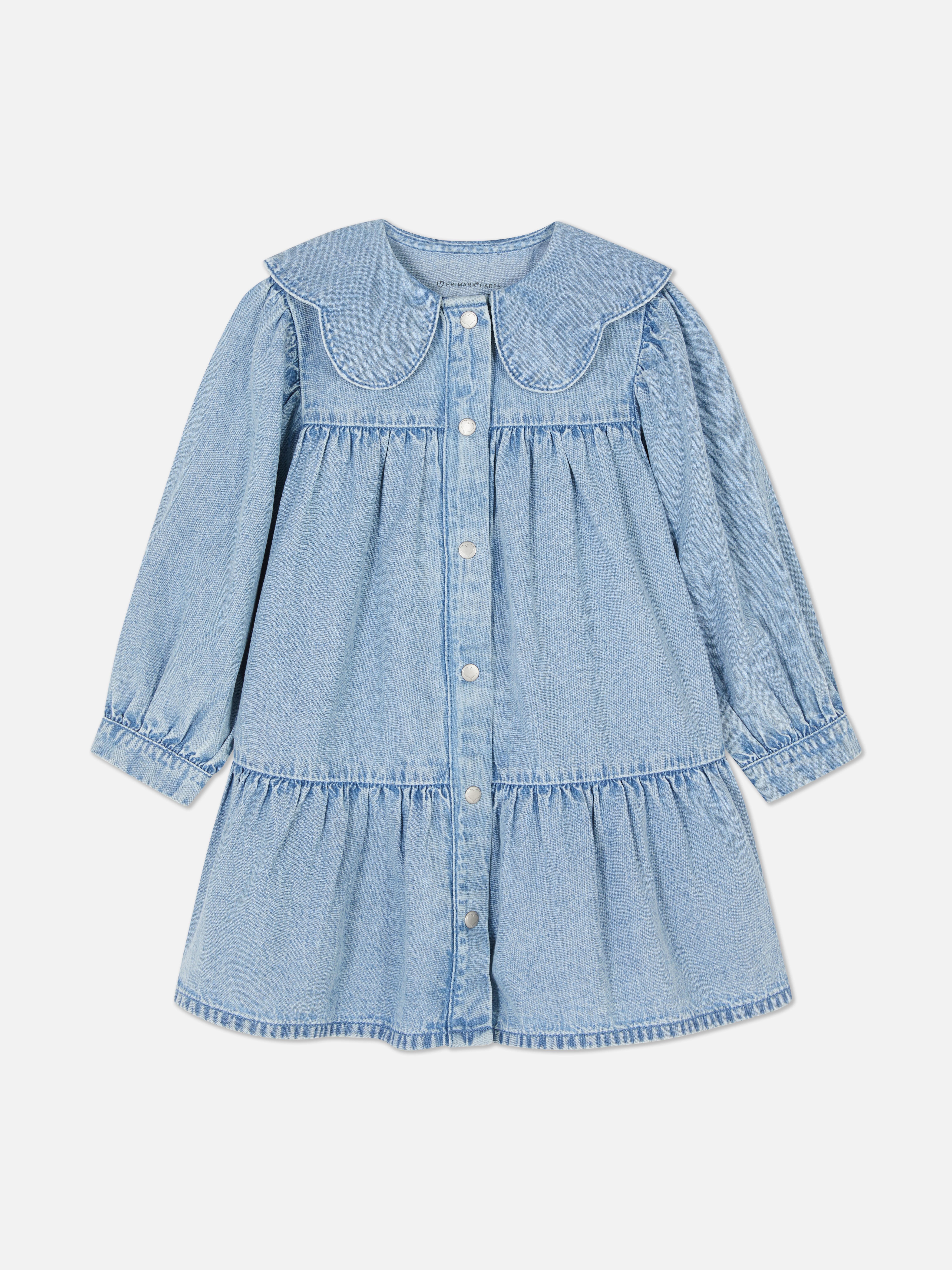 Abito in denim con strisce Un abito in denim con strisce, bottoni a pressione e colletto Peter Pan