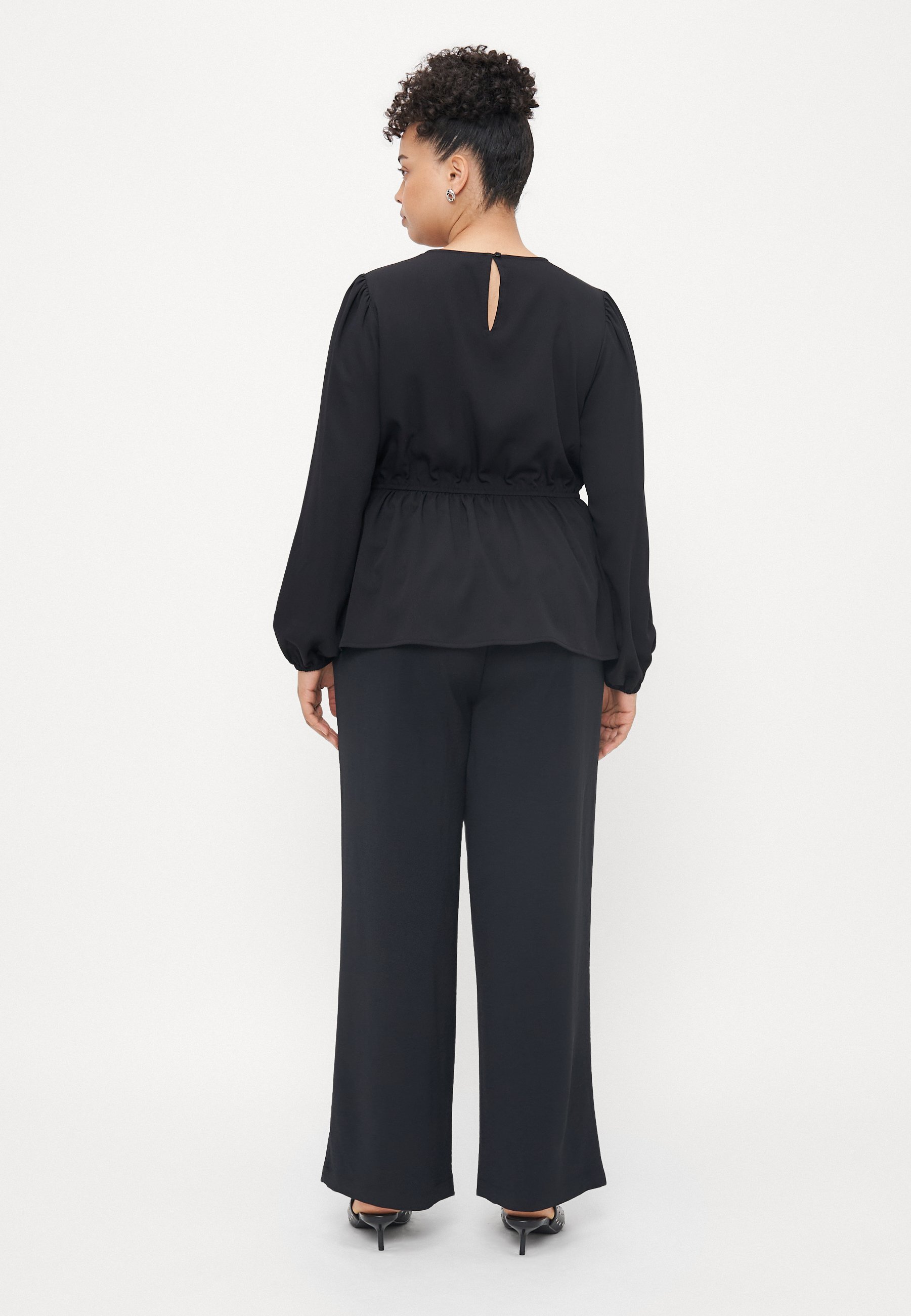 Vero Moda Curve VMLYDIA O-hals peplum blouse - zwart