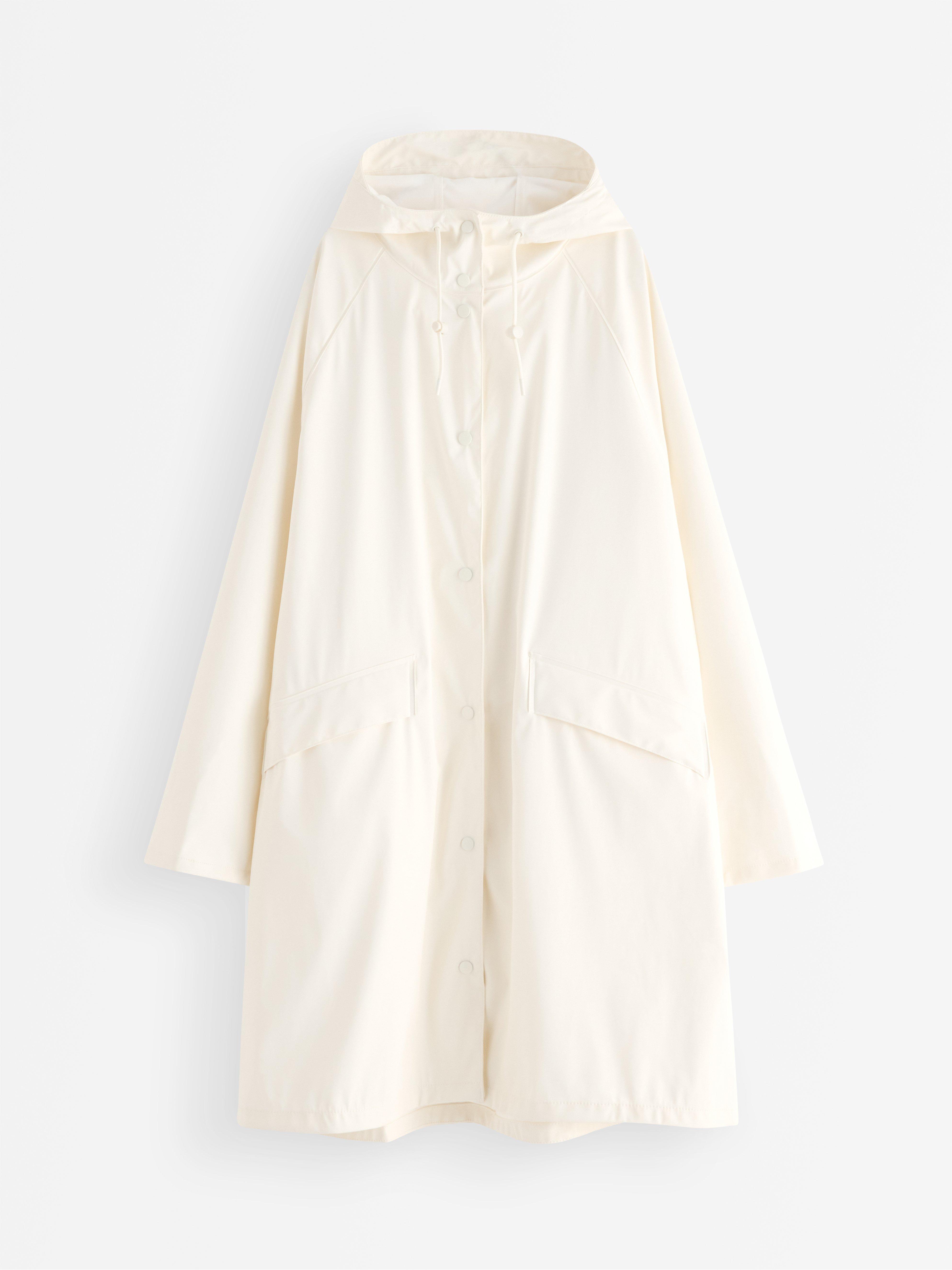 Chaqueta impermeable con capucha color blanco roto.