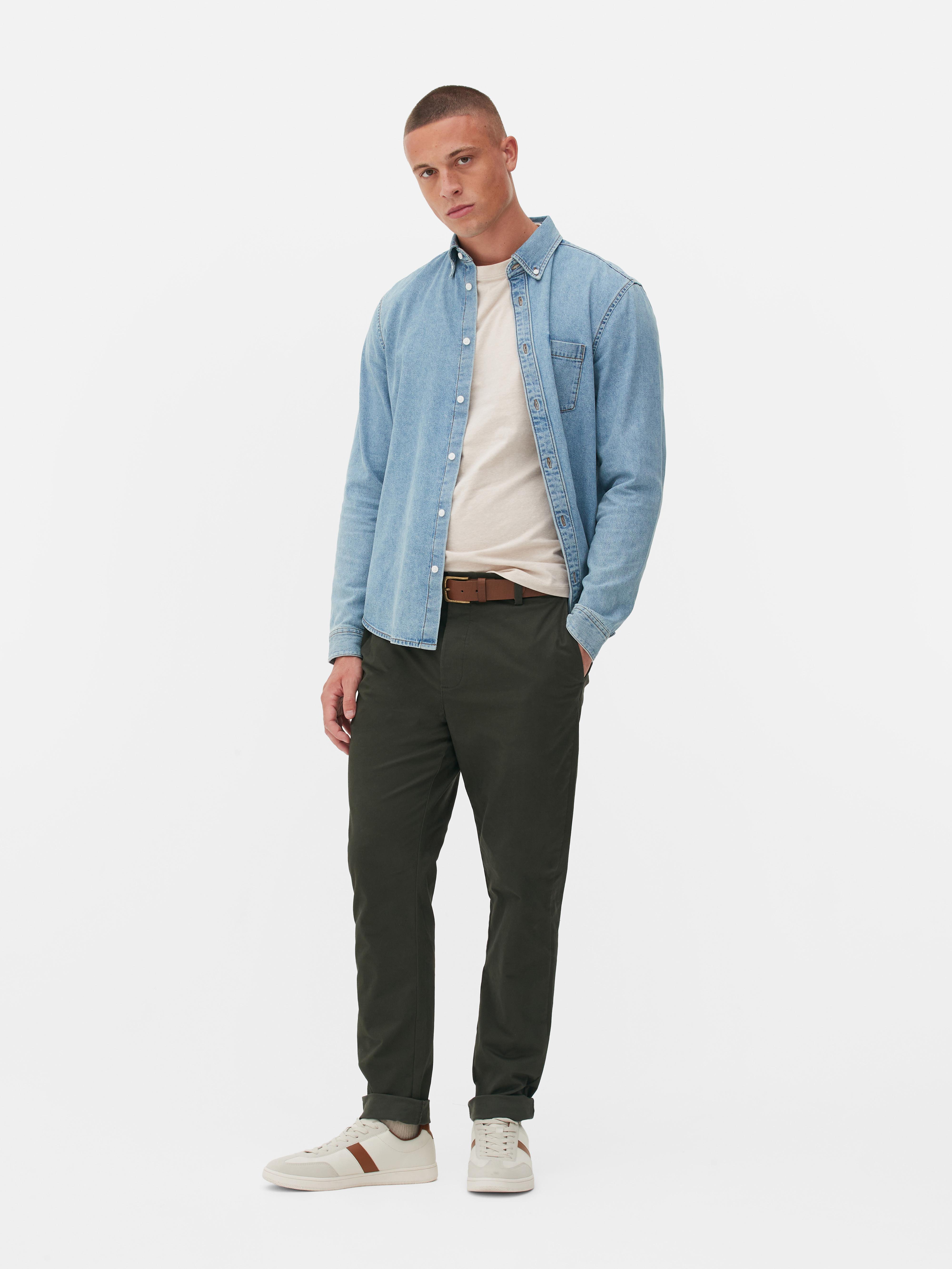 Pantaloni chino elastici, mulați. Pantaloni chino mulați, confecționați în principal din bumbac și cu buzunare laterale.