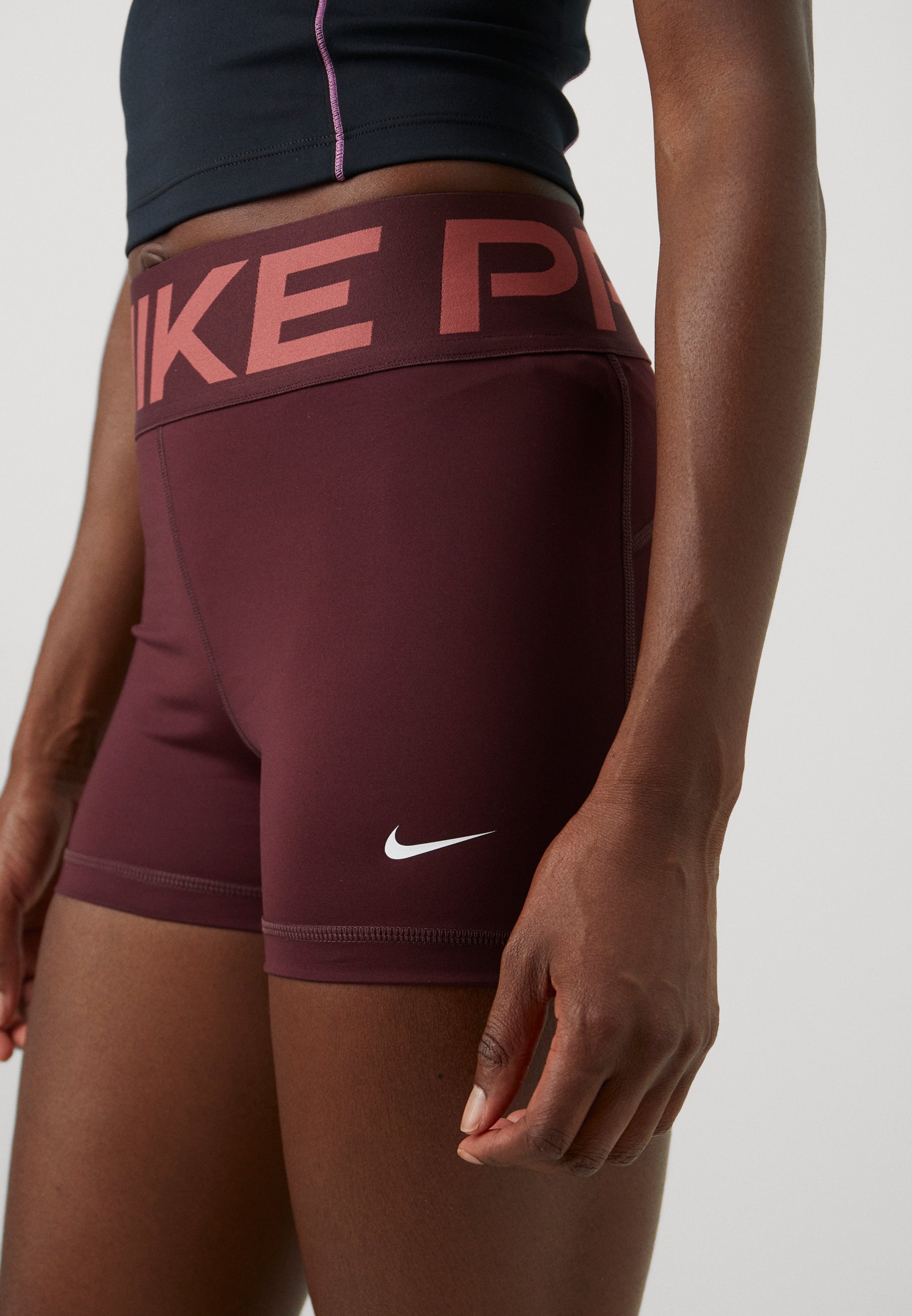 Nike Performance SCULPT SHORT - Tajice - bordo crush/bijele