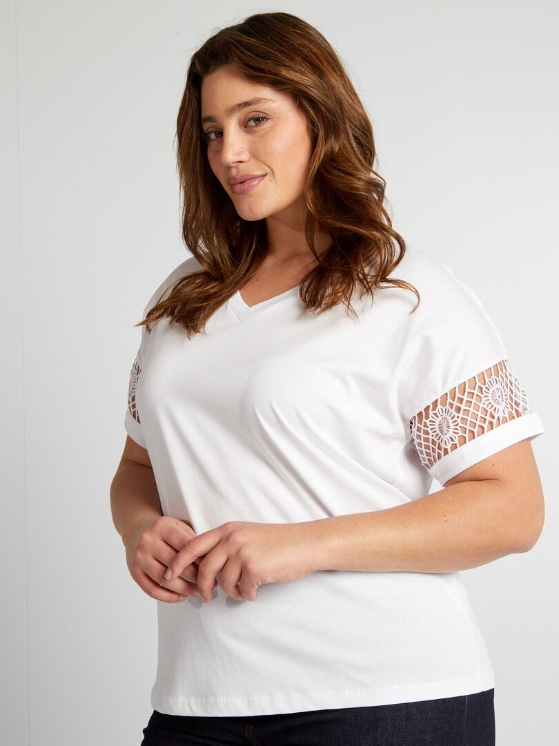T-shirt met V-hals en geperforeerde mouwen - wit