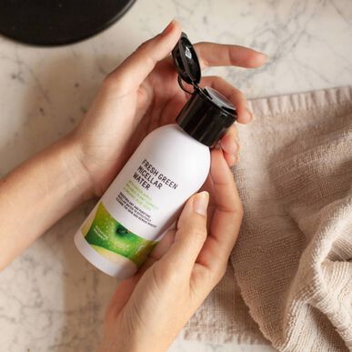 „Freshly Cosmetics“ gaivus žalias micelinis vanduo, prausiklis ir makiažo valiklis, 150 ml