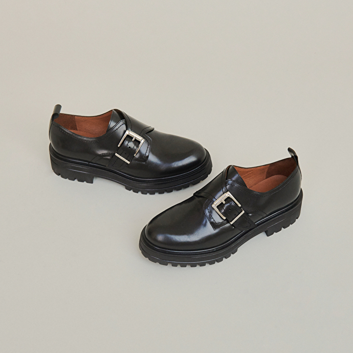 Derbies à boucles et semelles crantées  en cuir glacé noir