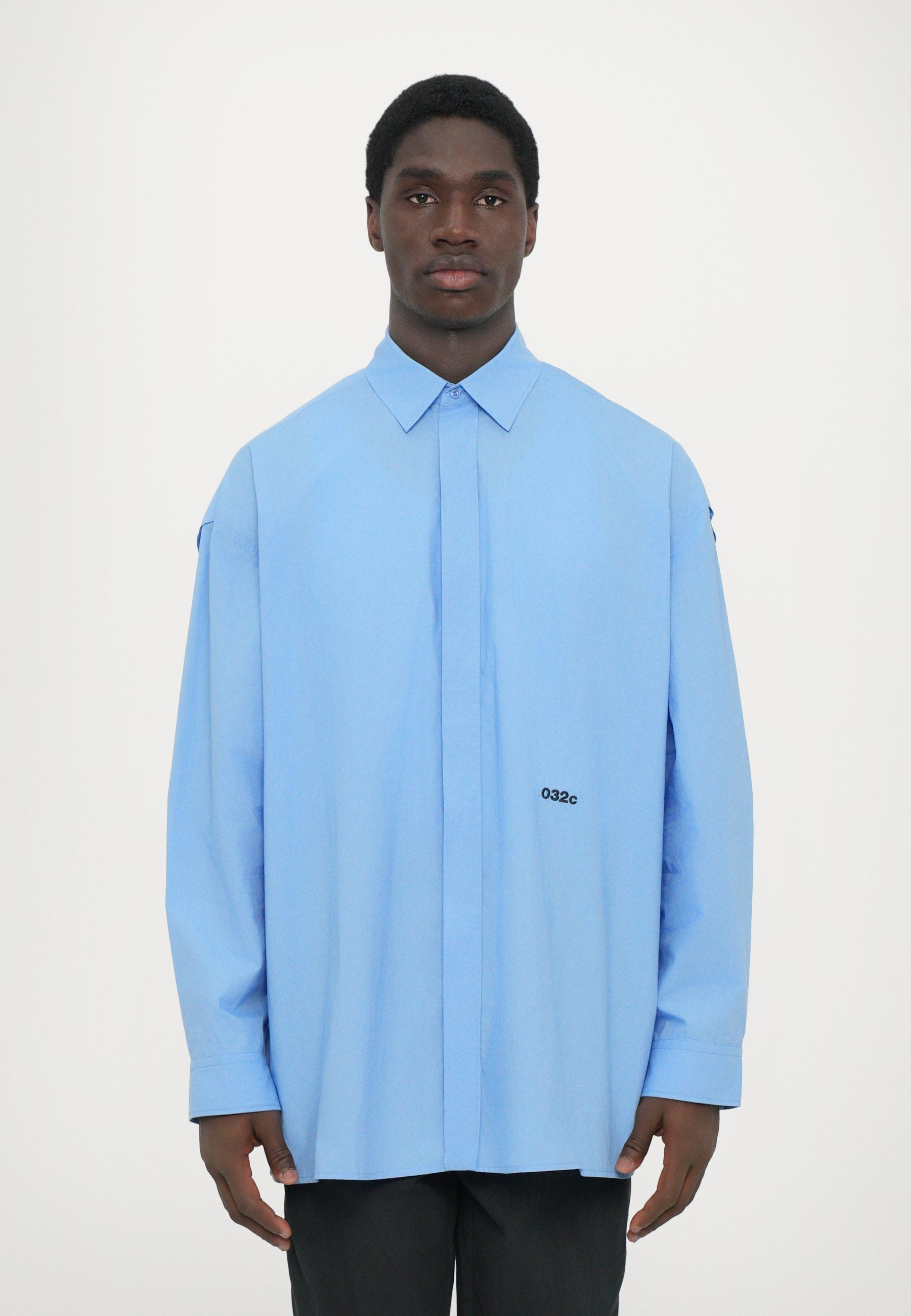 032c PLEASE STEAM OVERSIZED SHIRT UNISEX - Blouse met knoopsluiting - lichtblauw