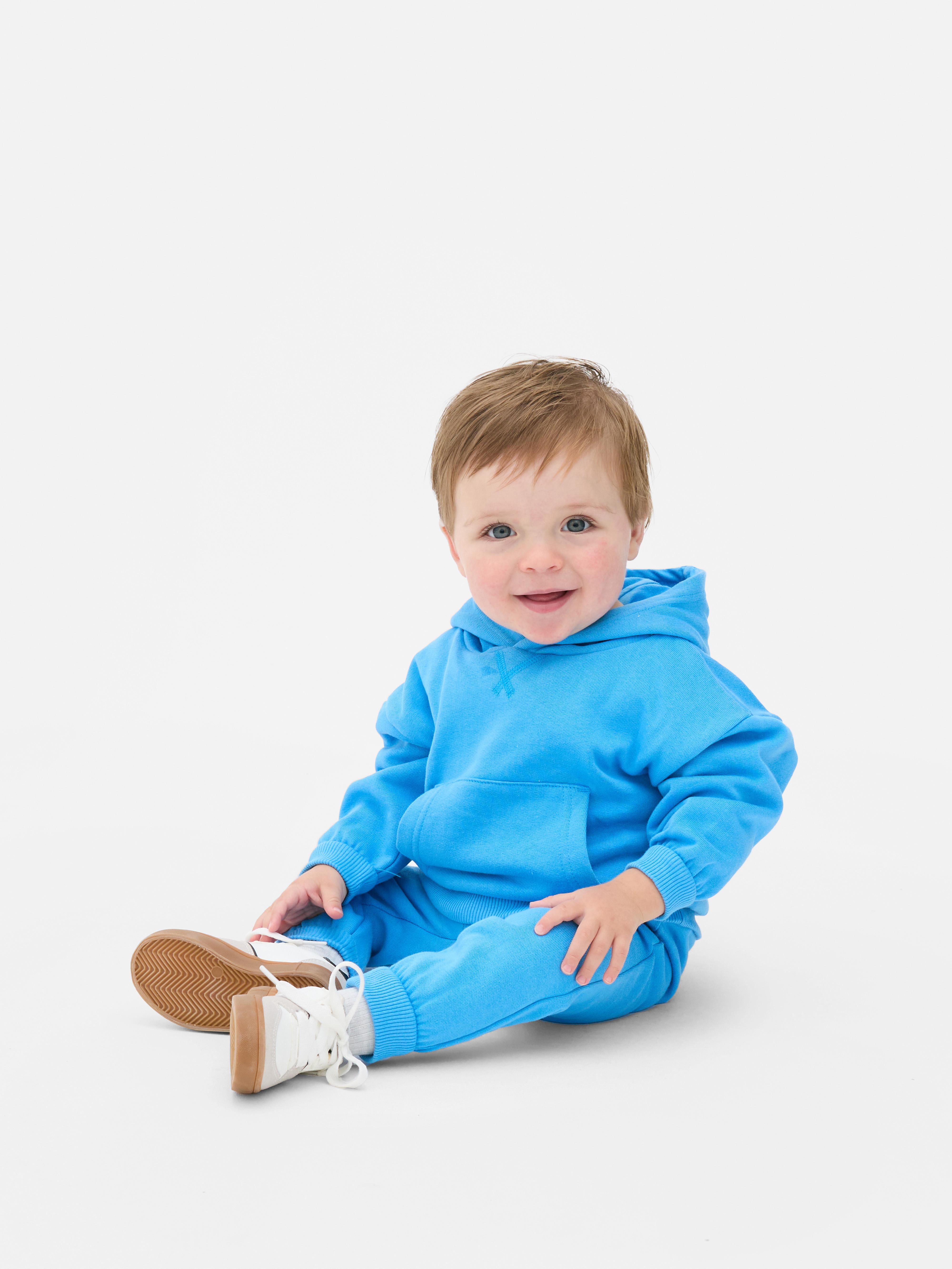 Hanorac și pantaloni de trening asortați Un hanorac și pantaloni de trening asortați cu manșete la gleznă