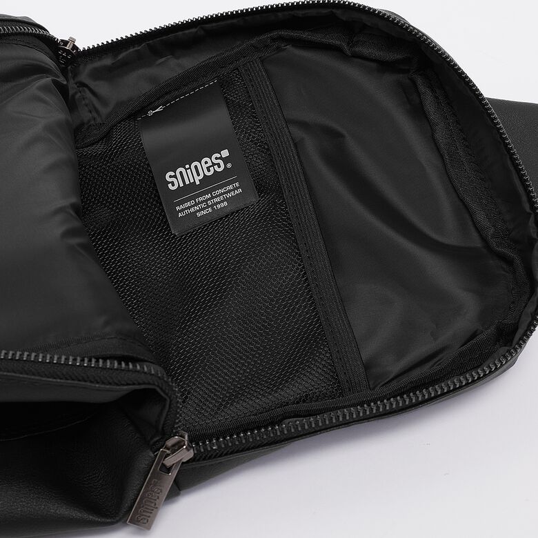 Borsa a tracolla in similpelle con logo basic e stemma in metallo.