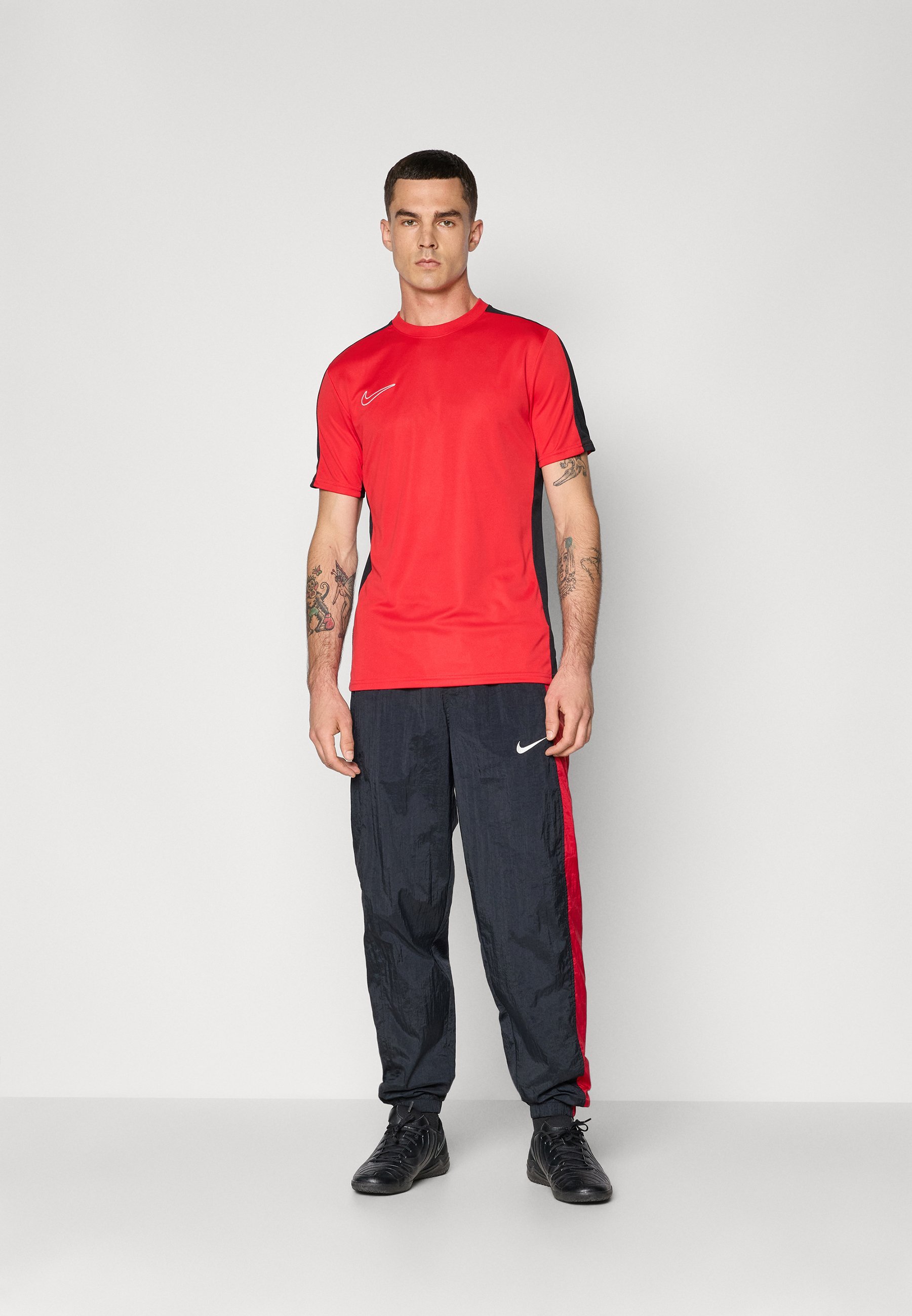 Spodnie dresowe Nike Performance TOTAL 90 TRACK PANT – czarne/czerwone/żaglowe