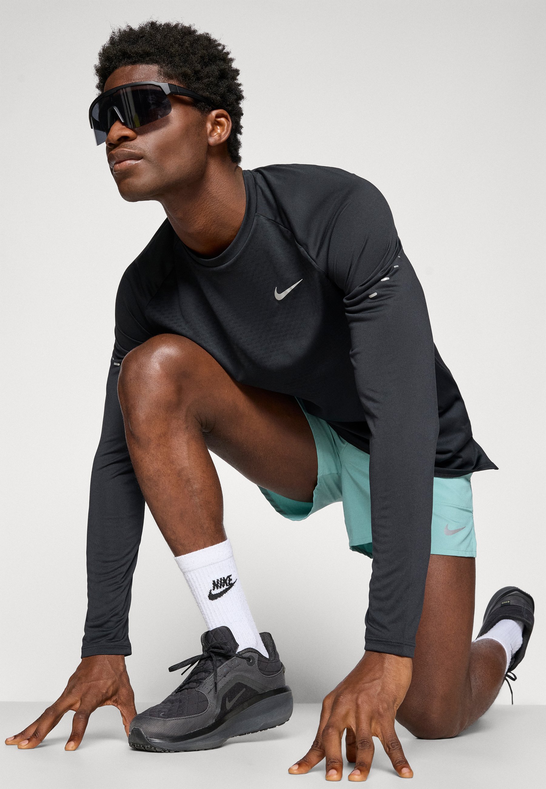 Nike Performance STRIDE TOP - Top s dlouhým rukávem - černá/reflexně stříbrná