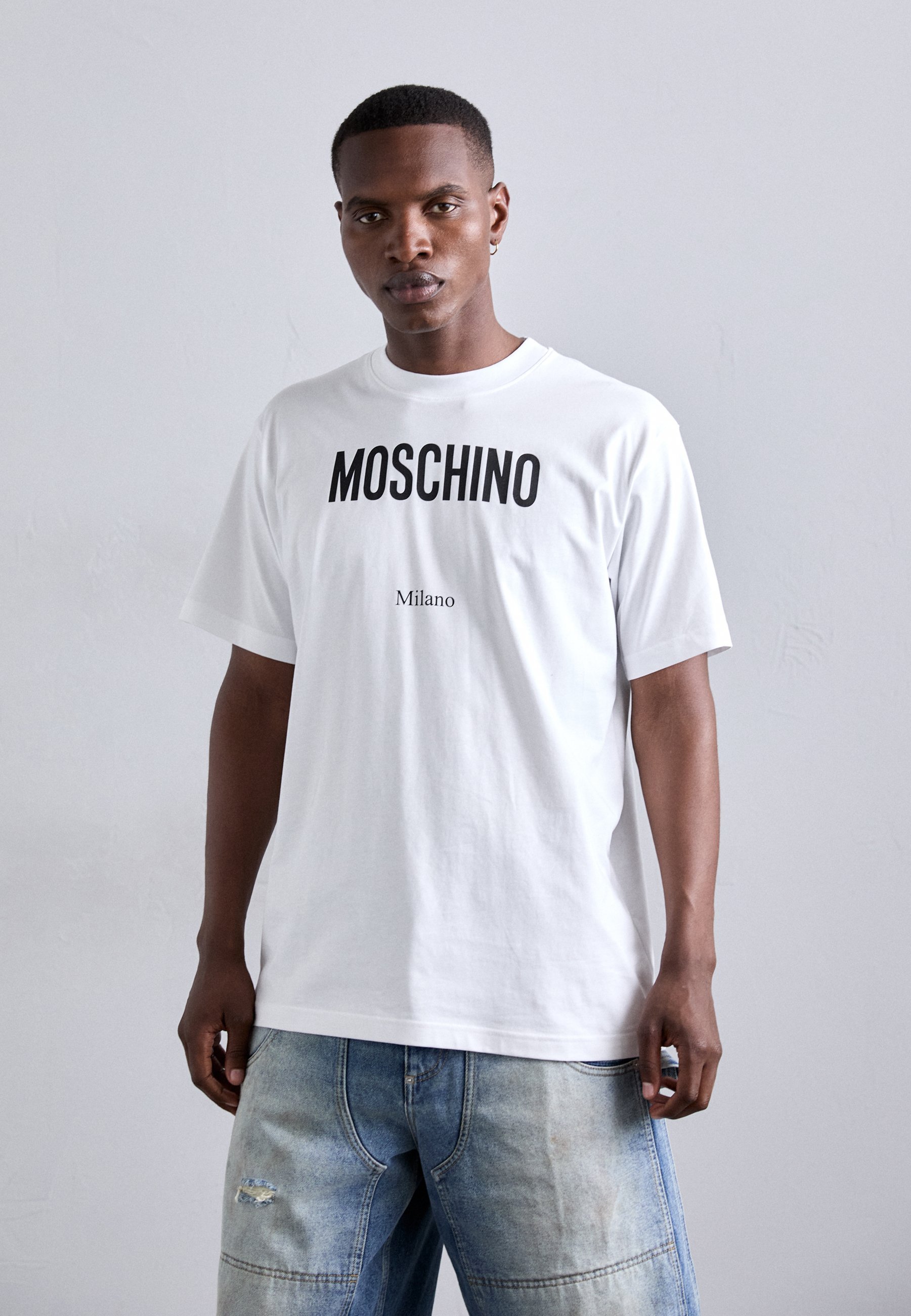 MOSCHINO MILANO - Nyomott mintás póló - fehér