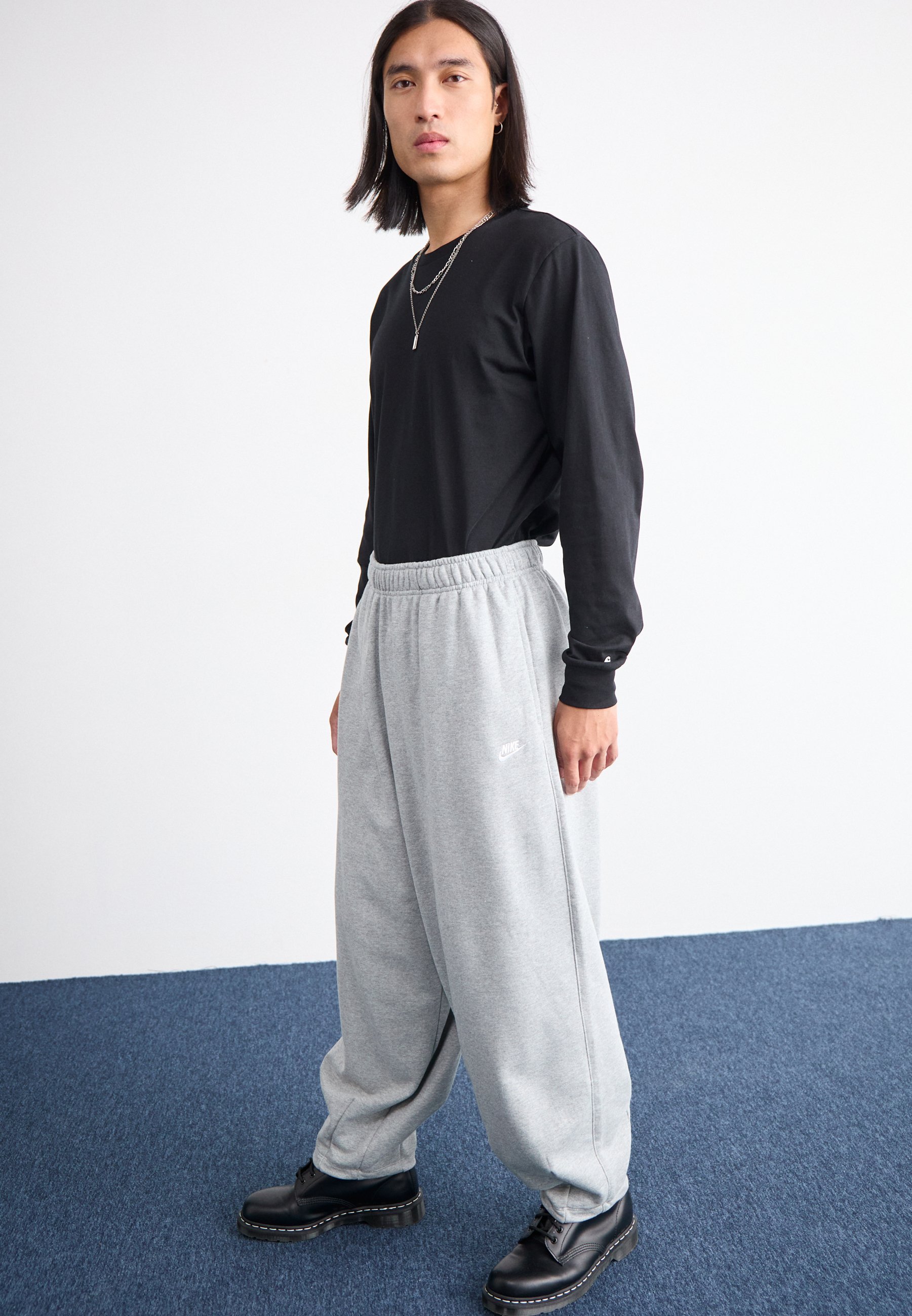 Nike Sportswear CLUB FLEECE - Trainingsbroek - donkergrijs gemêleerd/licht rookgrijs/wit