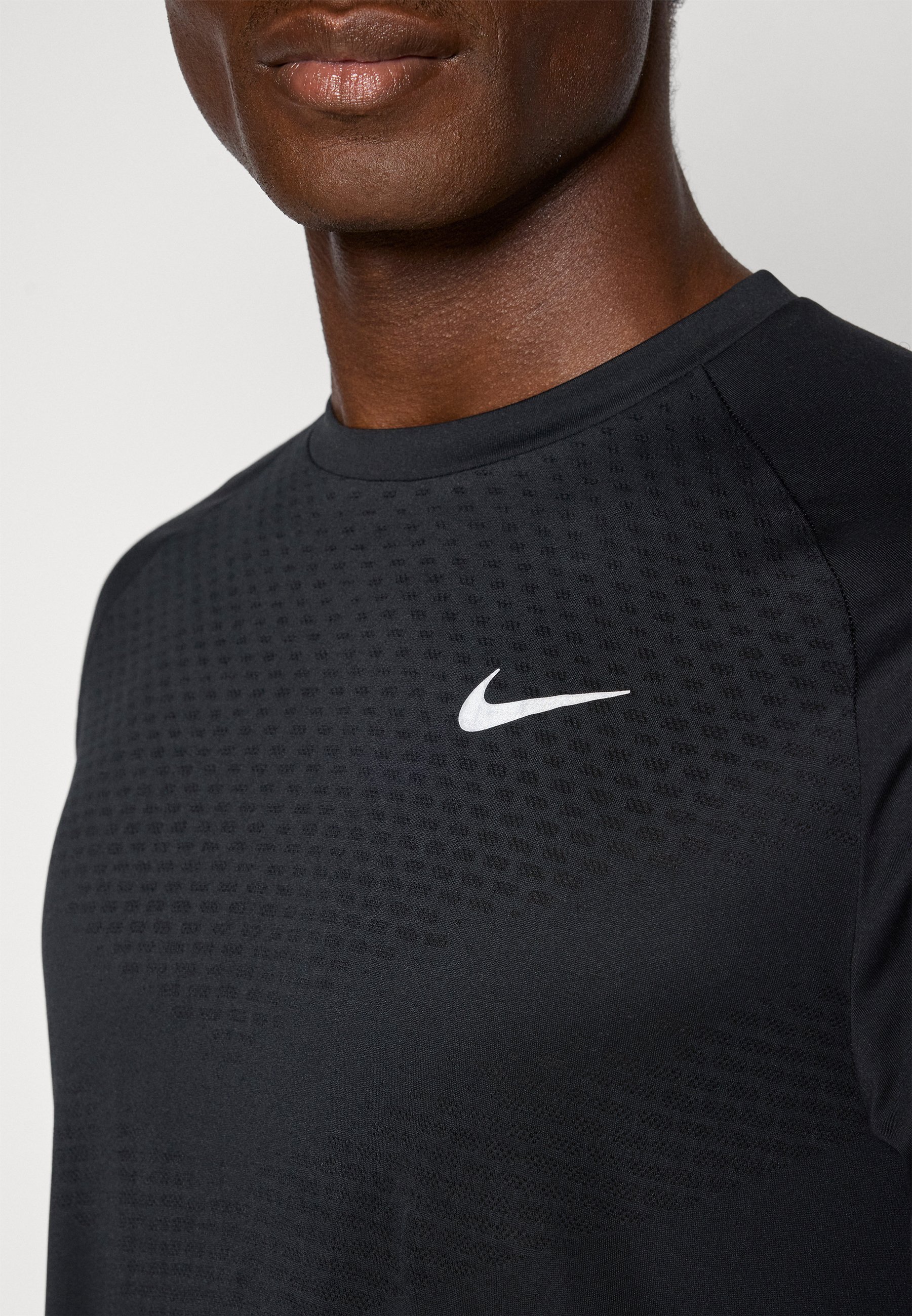 Nike Performance STRIDE TOP - Top met lange mouwen - zwart/reflecterend zilverkleurig
