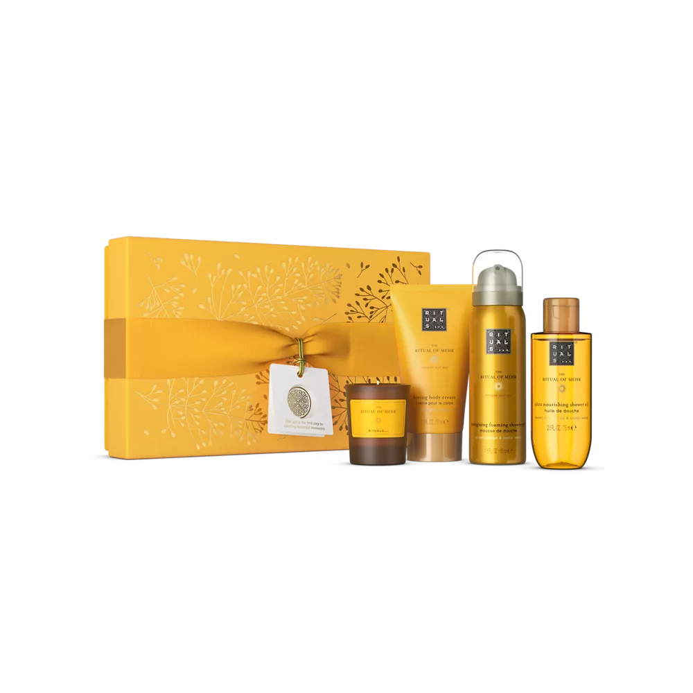 El set de regalo Ritual of Mehr S incluye gel de ducha espumoso de 50 ml, aceite de ducha de 75 ml, crema corporal de 70 ml y vela aromática de 25 g.