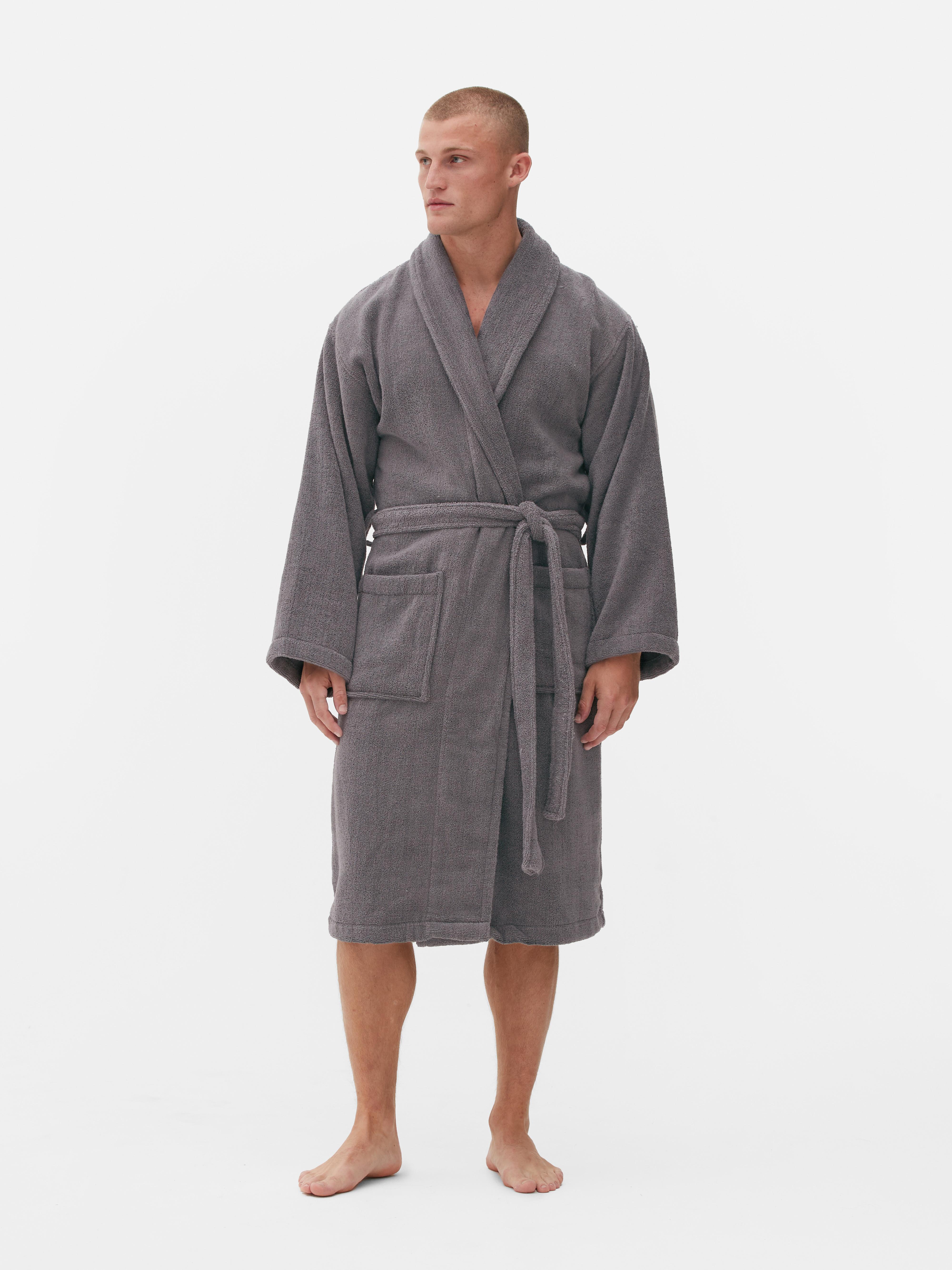 Halat de baie wellness din bumbac terry. Acest halat de baie moale, de lungime medie, este indispensabil în rutina ta de îngrijire.