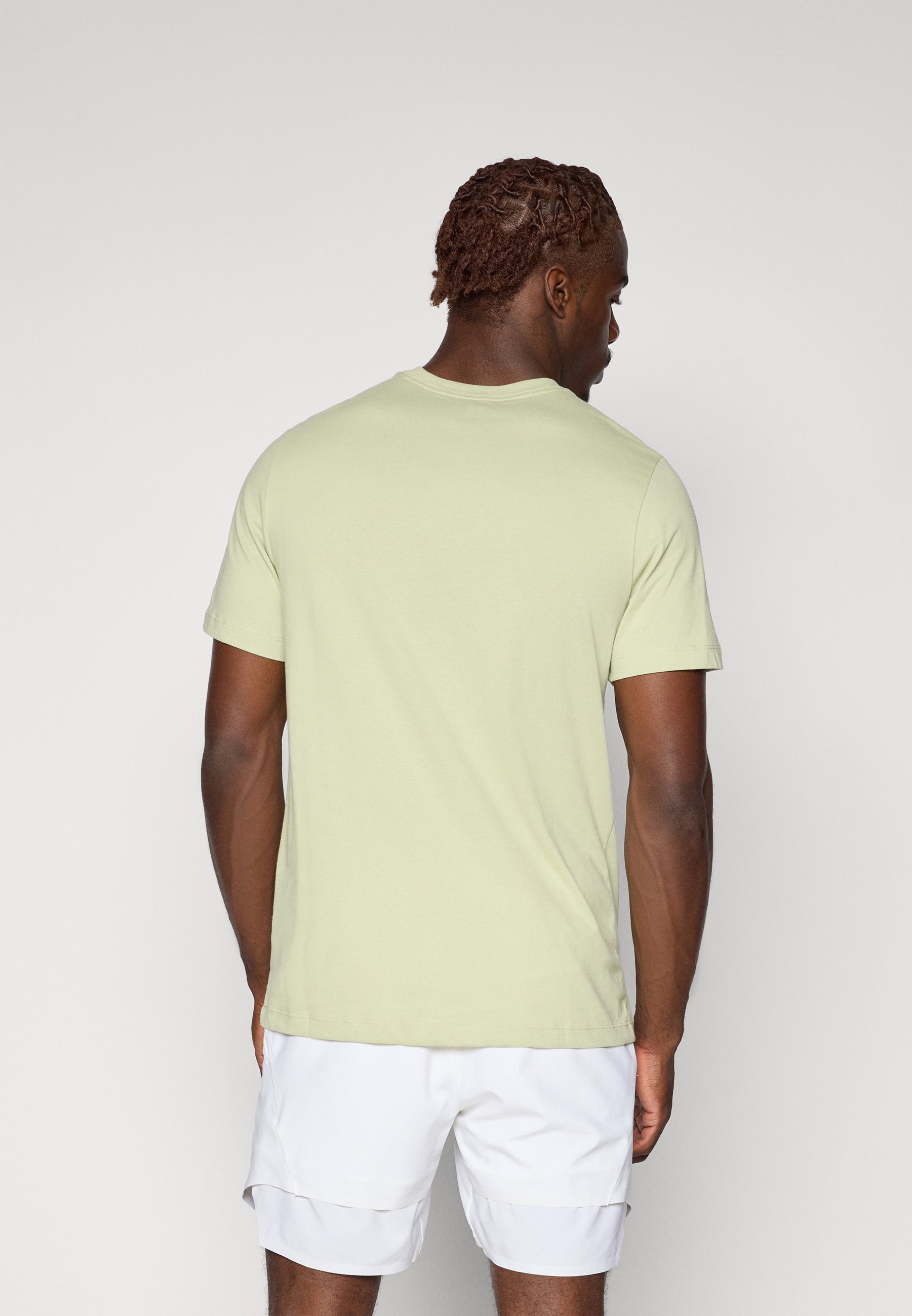 Nike Performance NIKECOURT TEE COURT - Sport T-shirt - olijfgroene aura
