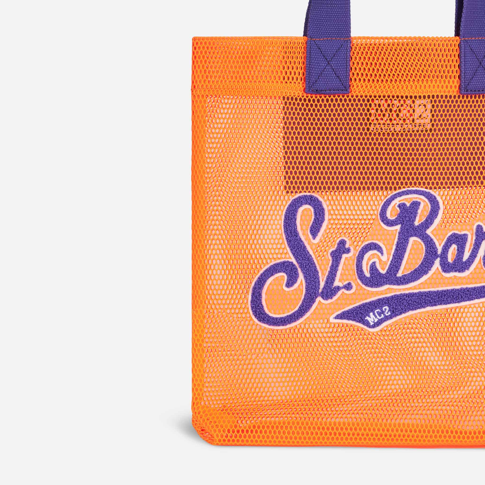 Oranje mesh shopper tas met badstof borduurwerk aan de voorkant
