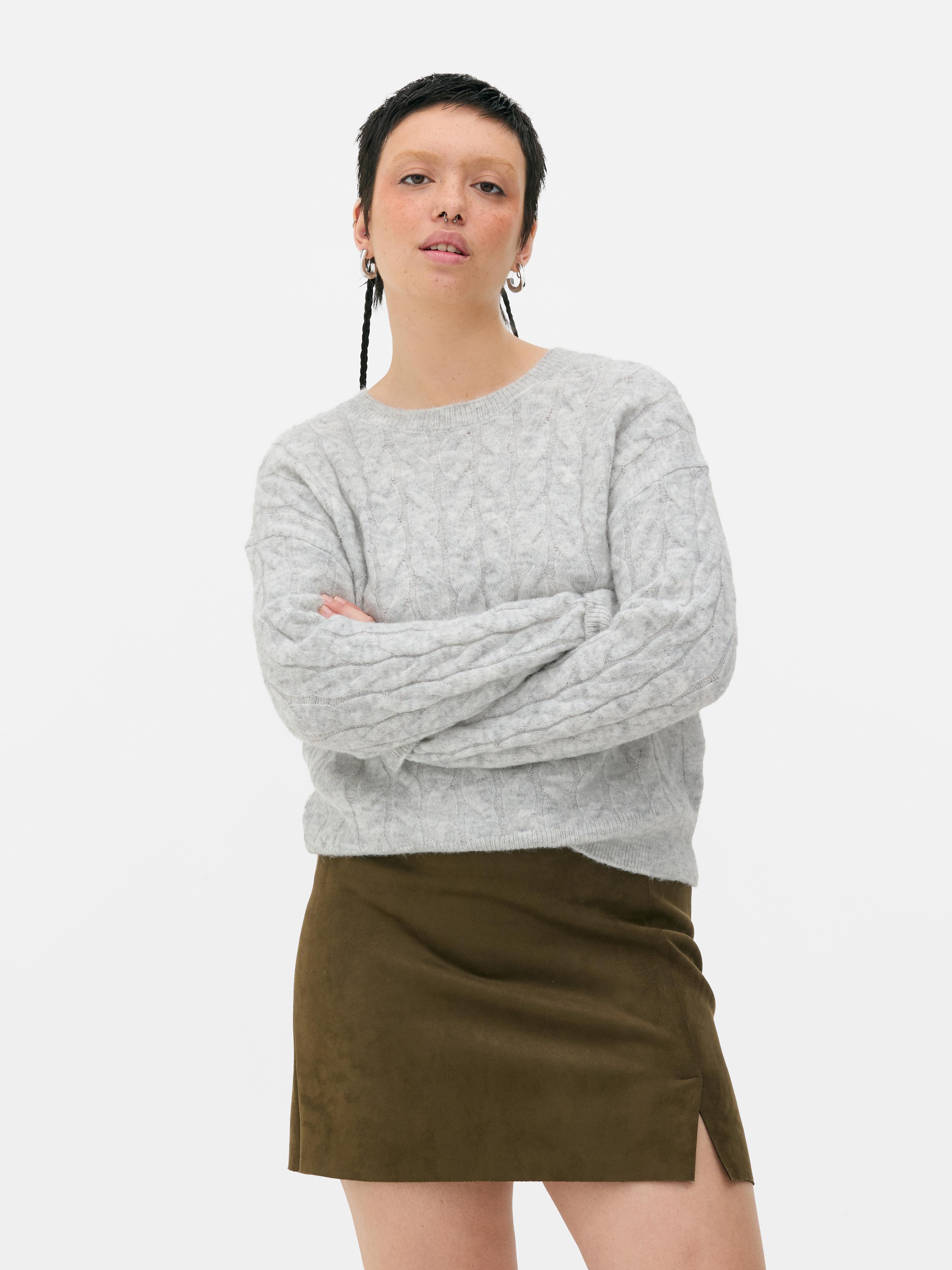Zopfstrickpullover Ein Zopfstrickpullover mit Rundhalsausschnitt und klassischer Passform