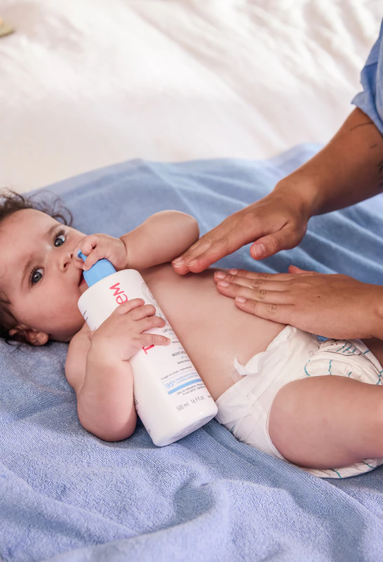 Topicrem BABY Meu Primeiro Leite Ultra-Hidratante, leite hidratante para rosto e corpo para pele seca e sensível.