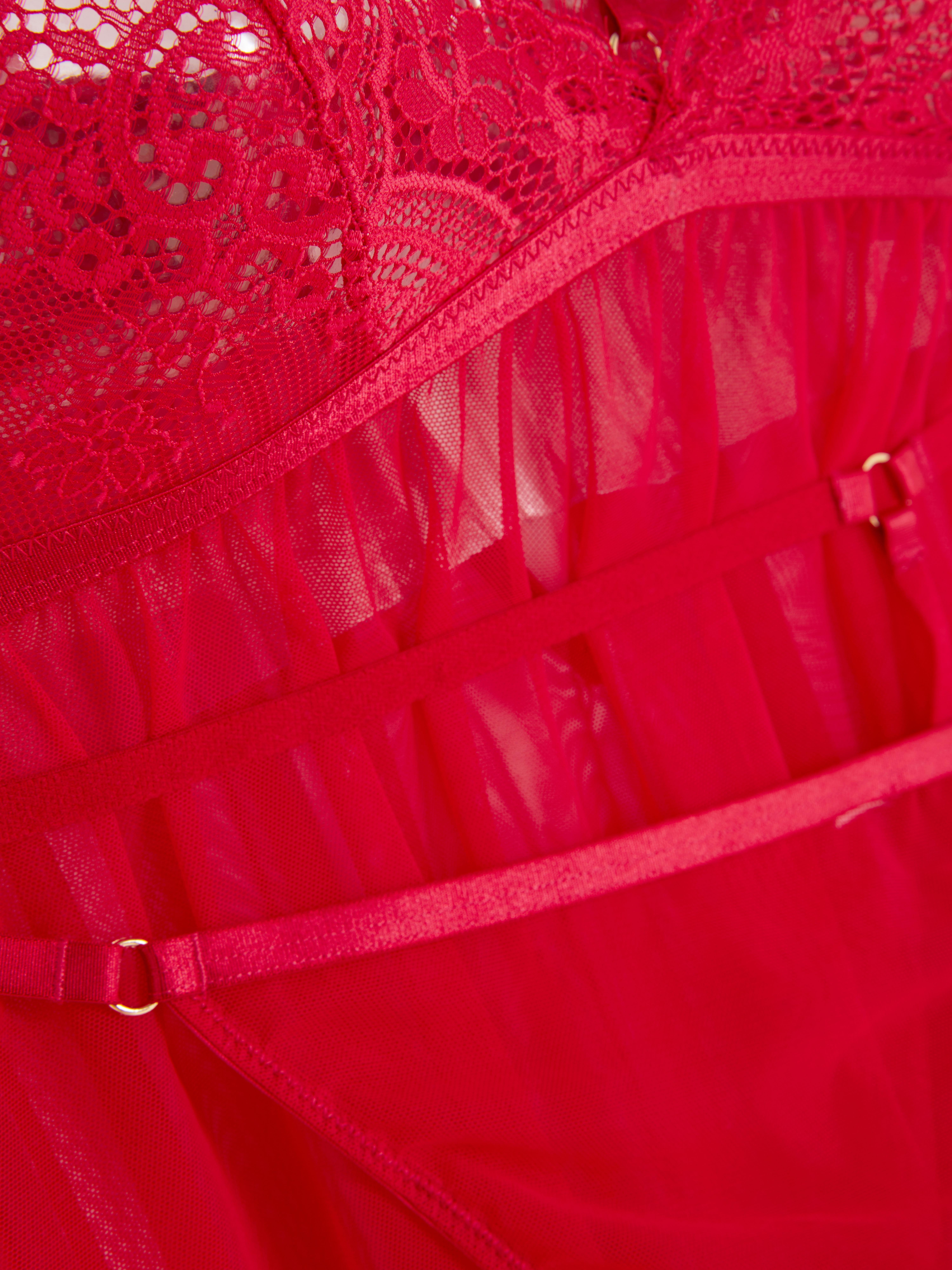 Vezeték nélküli babydoll és tanga szett. Vezeték nélküli babydoll és tanga áttetsző hálóból és csipkéből.