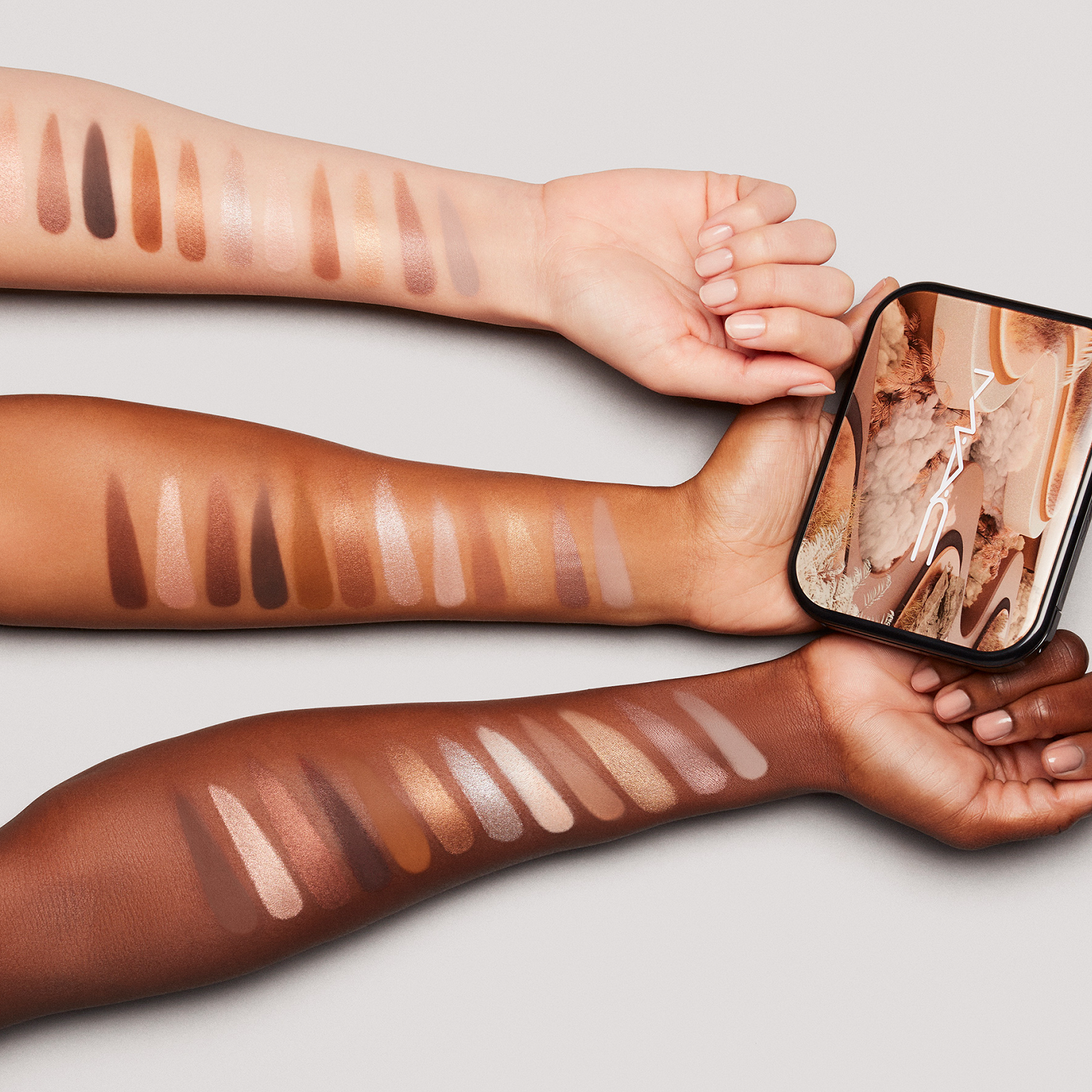 Paleta očných tieňov Connect In Colour Eye Unfiltered Nudes Luxusné očné tiene