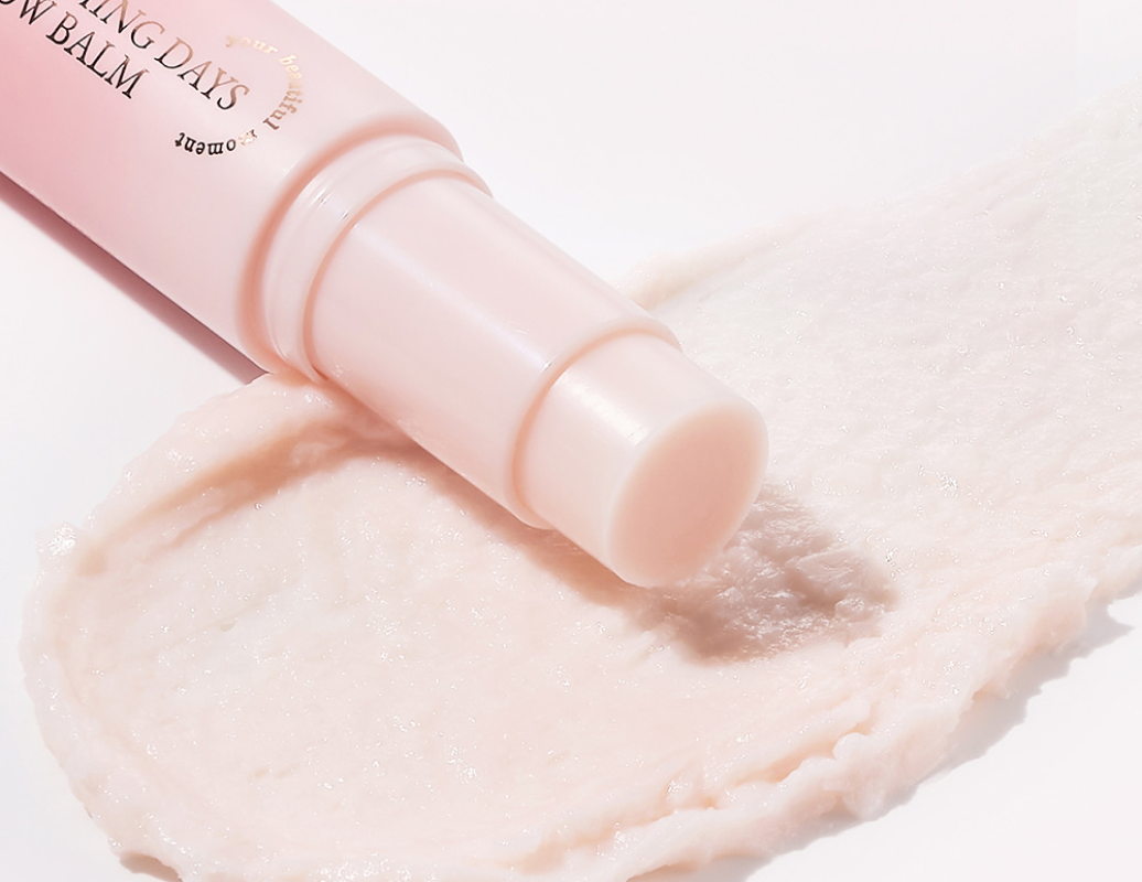 Probieren Sie den Blooming Days Glow Balm