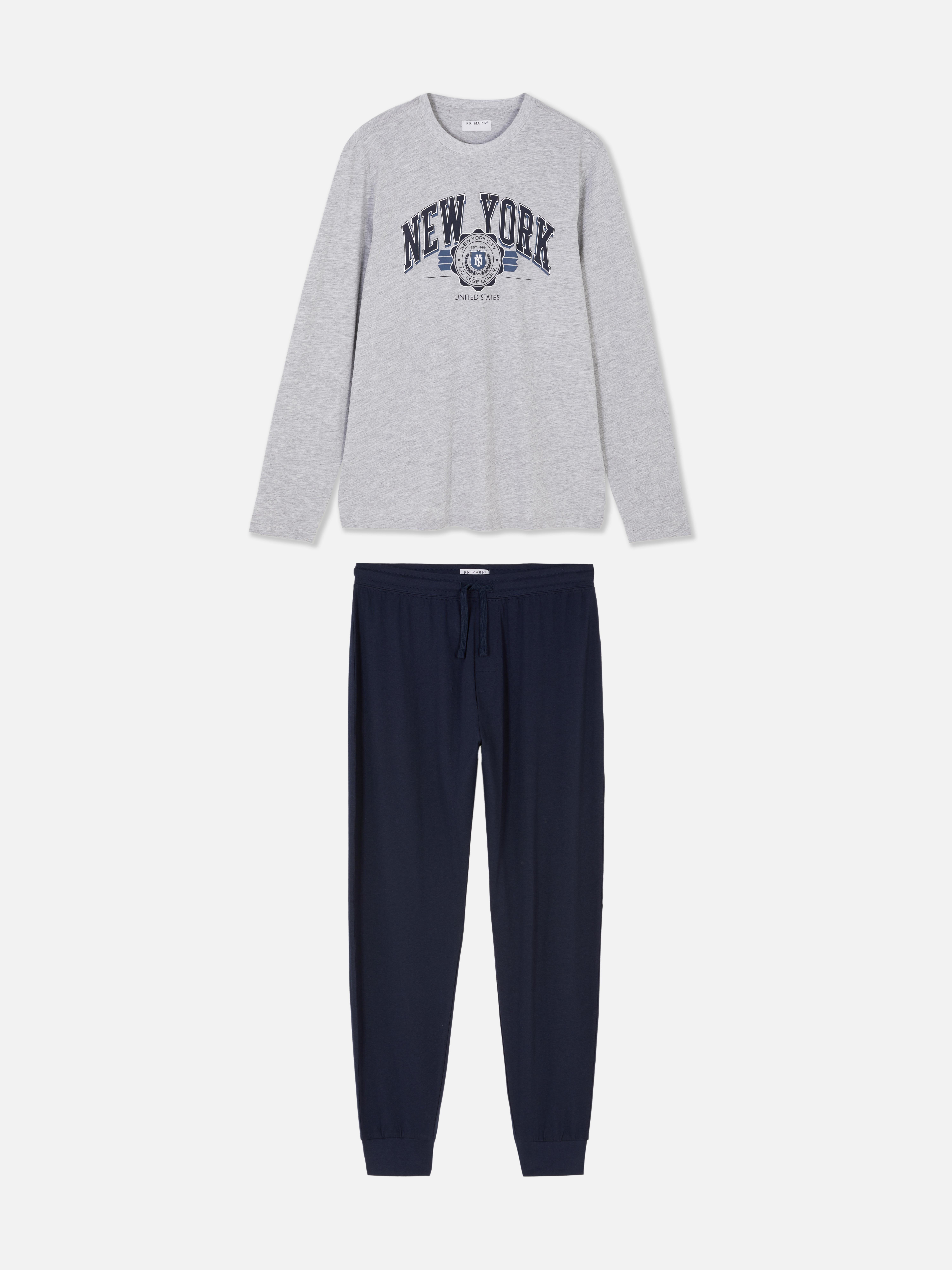 Pijamale din jerseu. Un set de pijamale cu un top cu logo-ul unui număr și pantaloni din jerseu asortați.