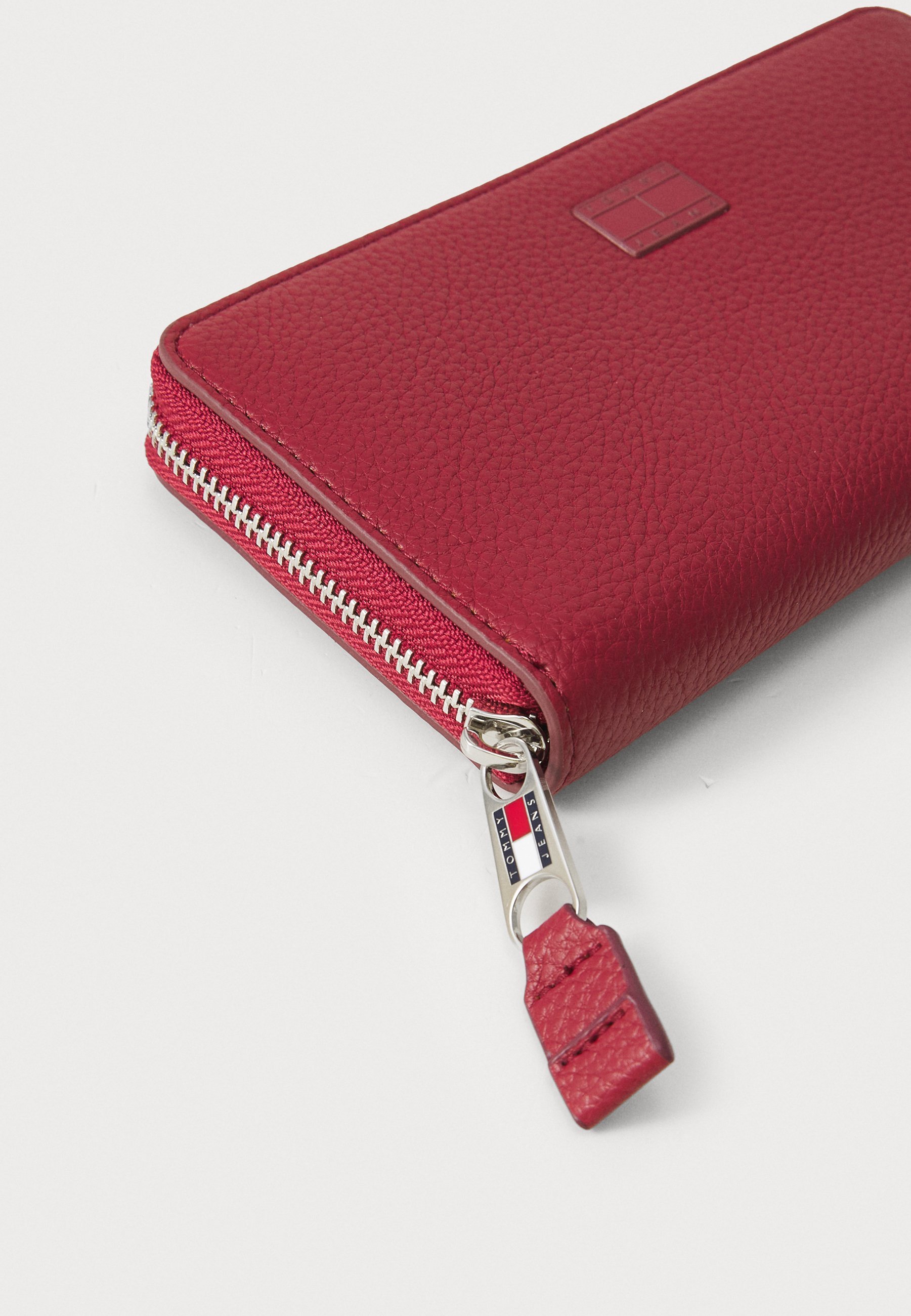 Tommy Jeans MUST LARGE - Pénztárca - rusztikus cseresznye
