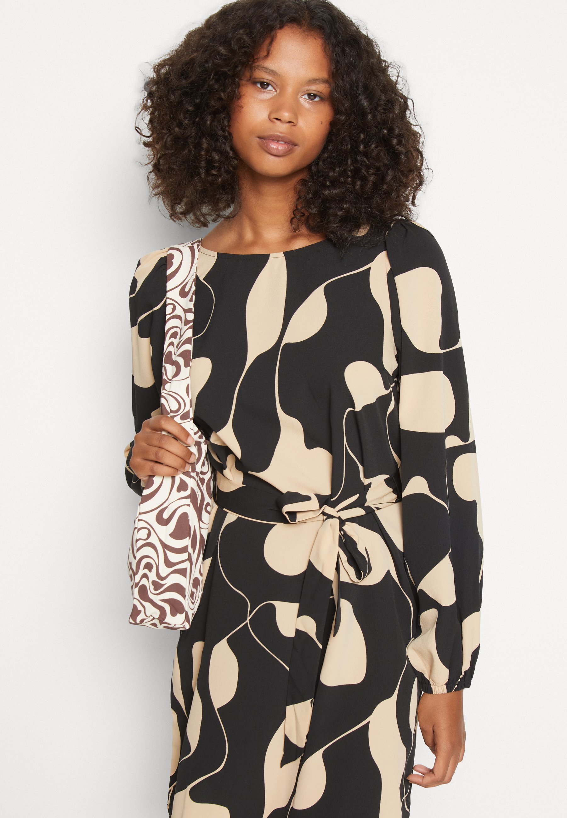 Robe courte Vero Moda VMLYDIA - Robe de jour - noir/lin