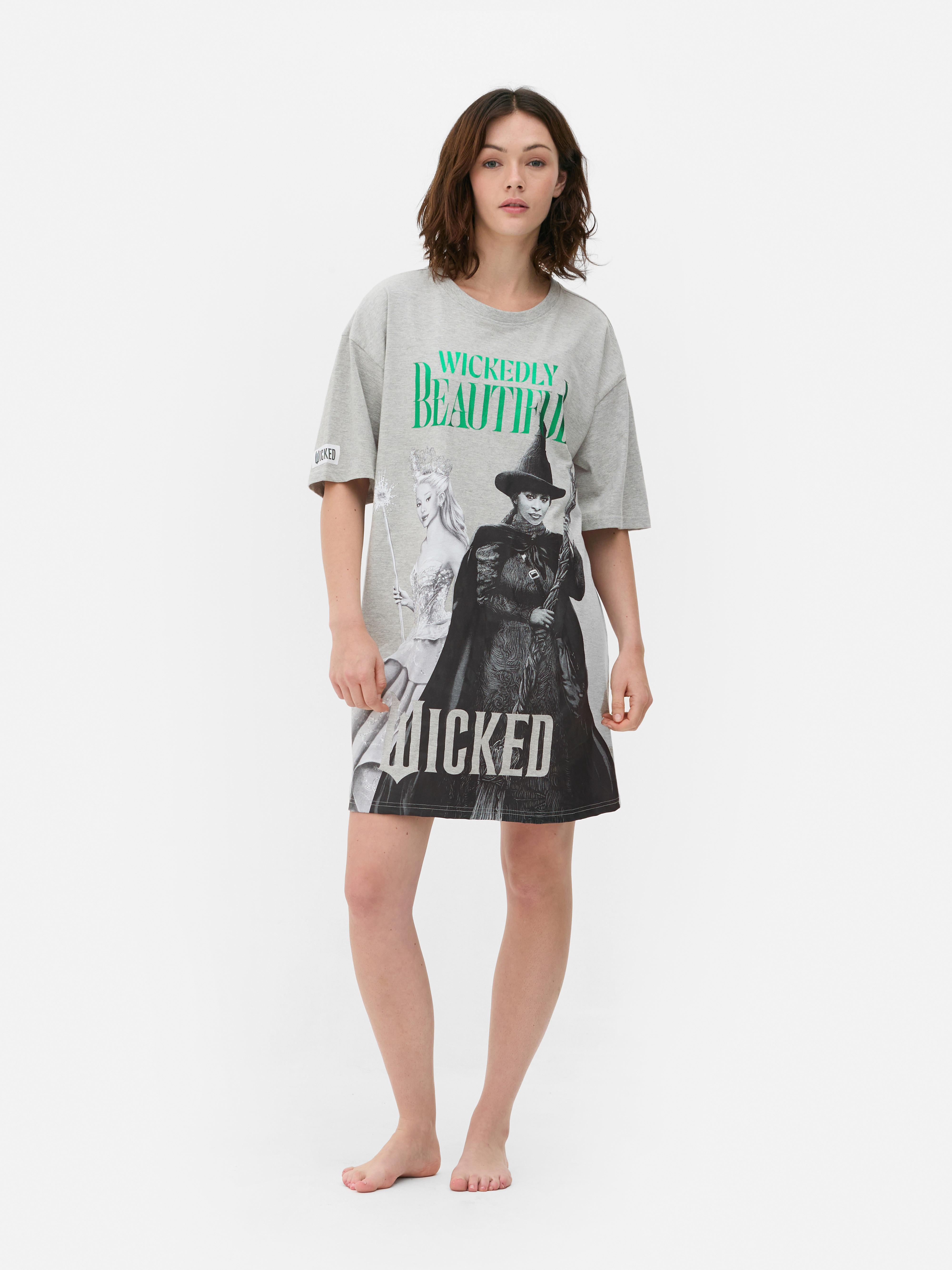 Cămașă de noapte Wickedly Beautiful Wicked x Primark O cămașă de noapte lungă cu un imprimeu cu Elphaba și Glinda pe față