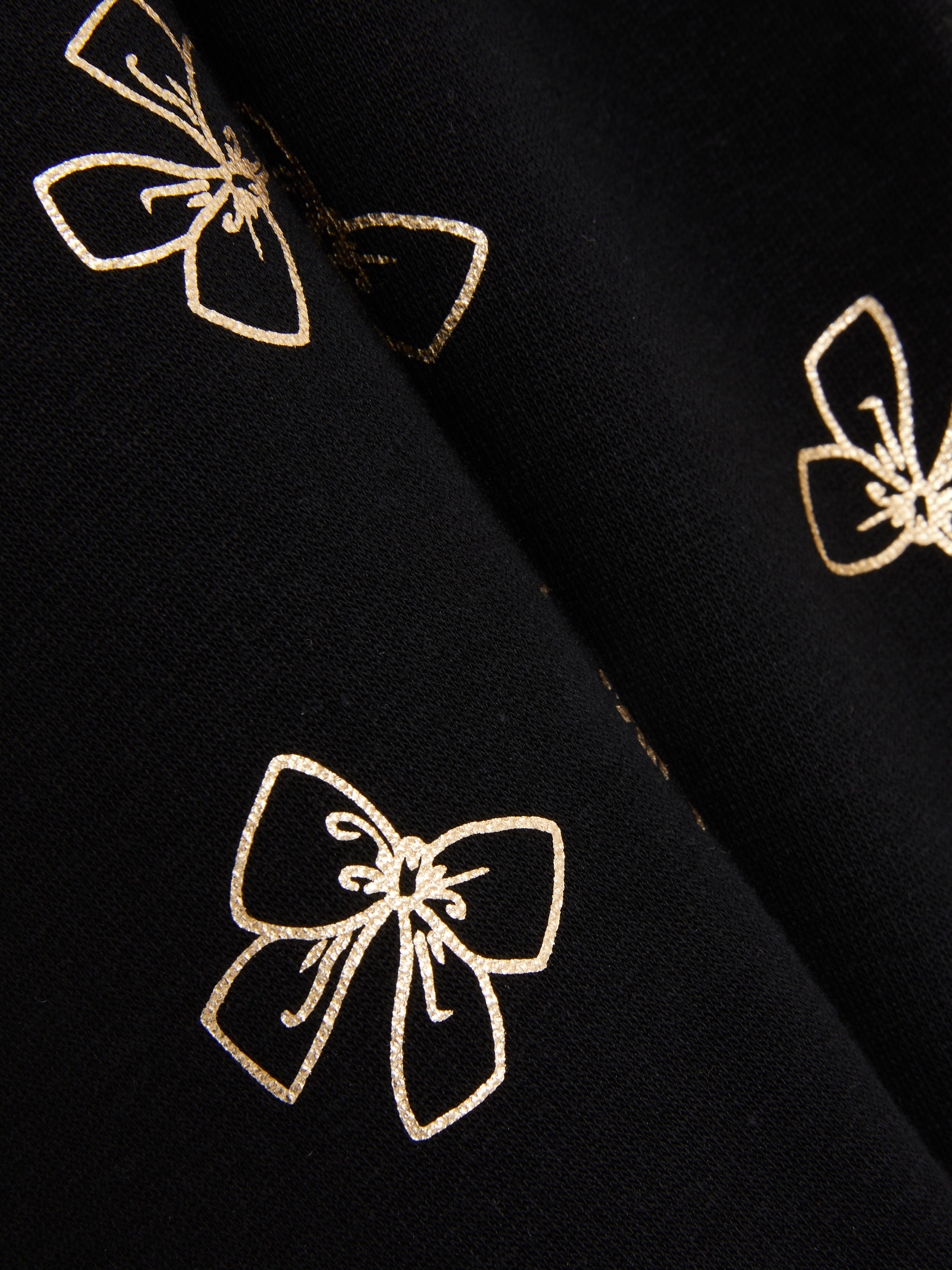 Leggings mit weichem Futter und Schleifen. Leggings mit weichem Futter und Schleifenmuster aus Folie.