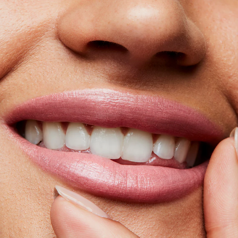 Batom Frost da MAC Cosmetics: batom de longa duração com brilho perolado.