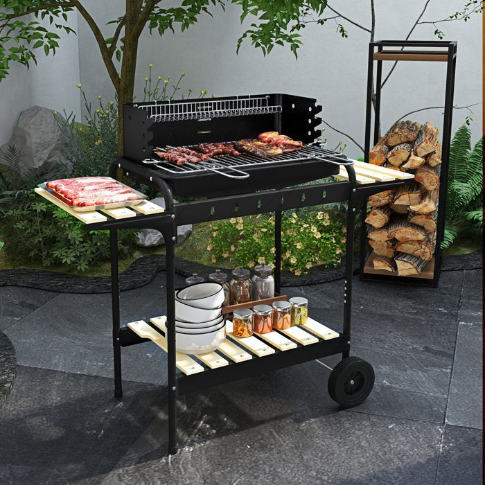 Barbecue a carbone con supporto e griglia regolabile.
