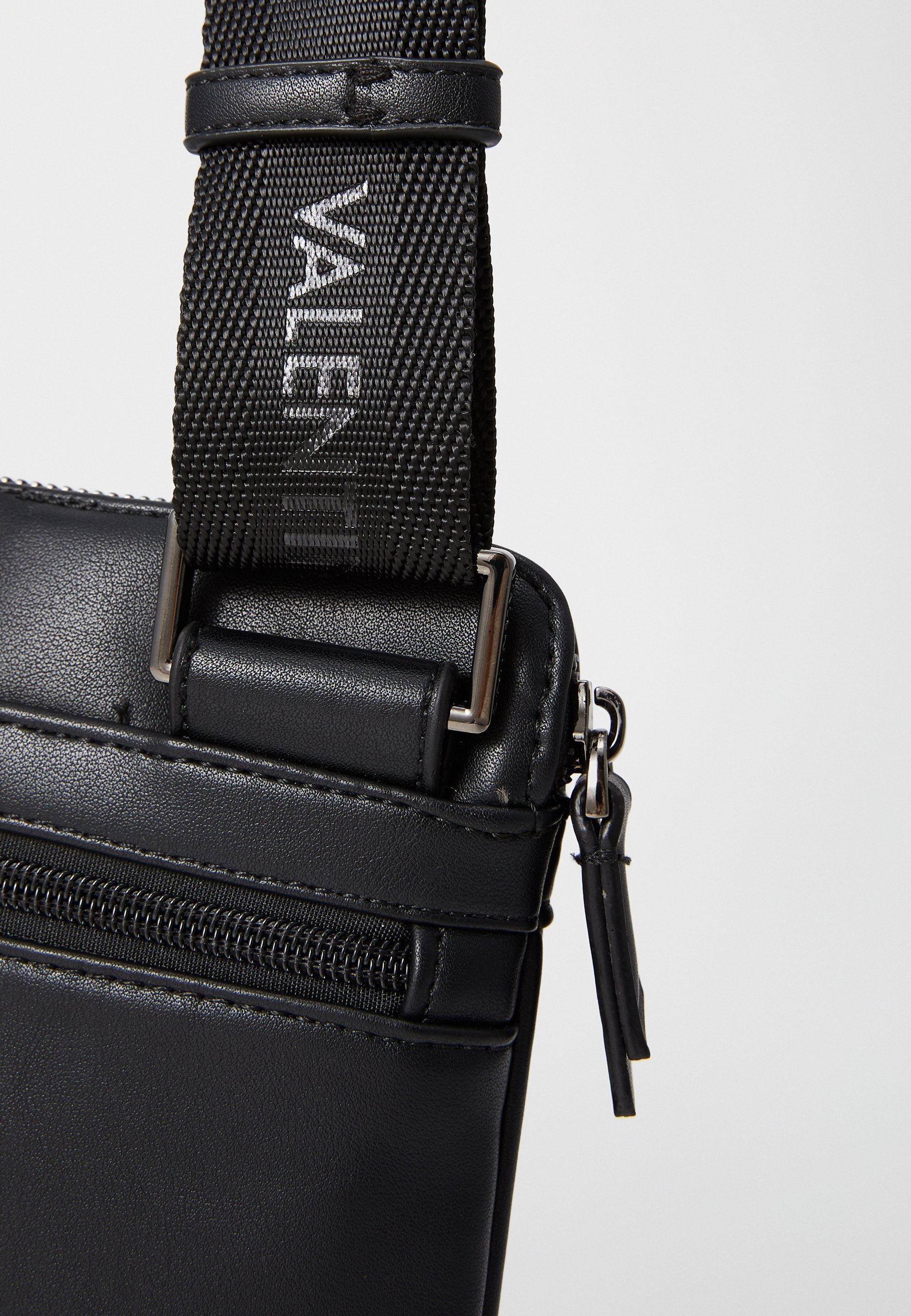 Valentino Tassen HORIZON - Crossbodytas - nero