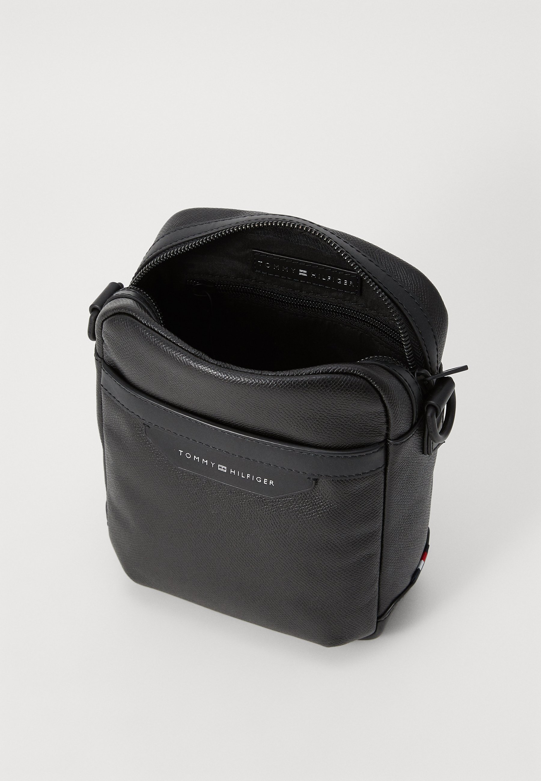 Bolsa transversal Tommy Hilfiger BUS MINI REPORTER - preta