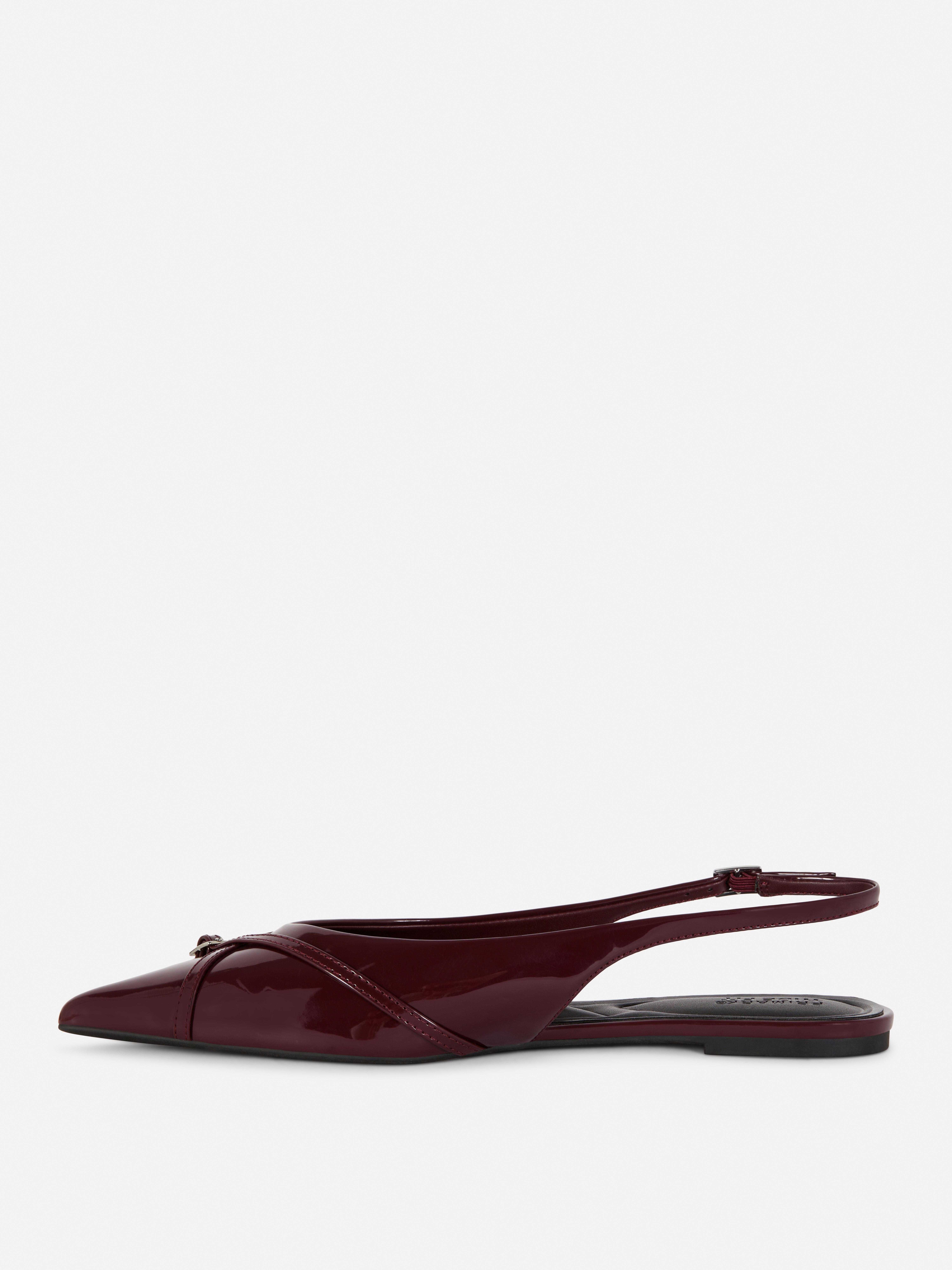 Décolleté slingback a pianta larga con punta affusolata e fibbia.