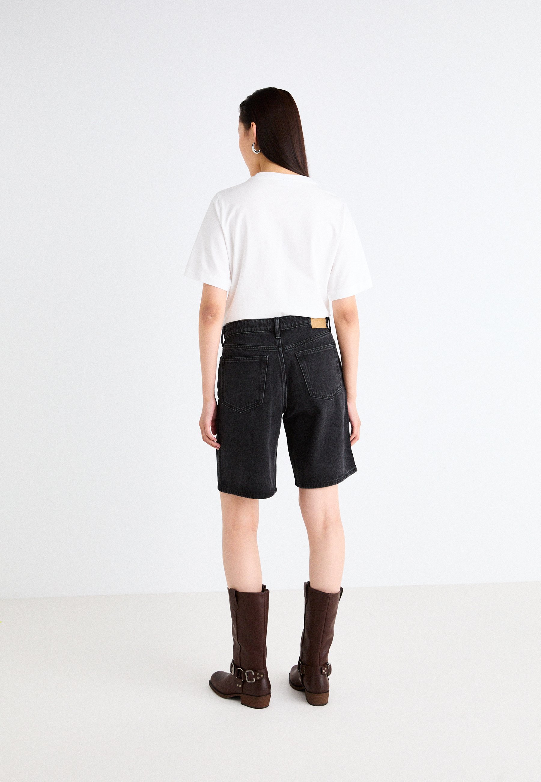 Weekday MONTEREY LOW RISE - Szorty jeansowe - tuned black