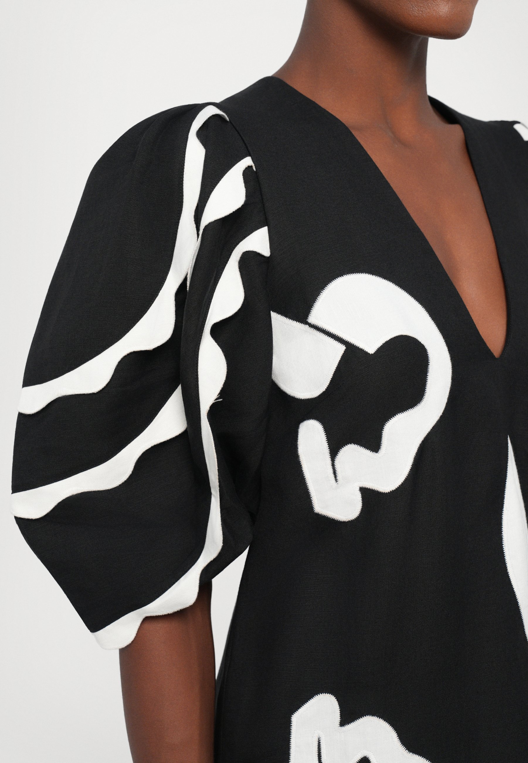 Robe midi à col en V ornée d'appliqués Adriana Degreas - Robe de jour - Noire