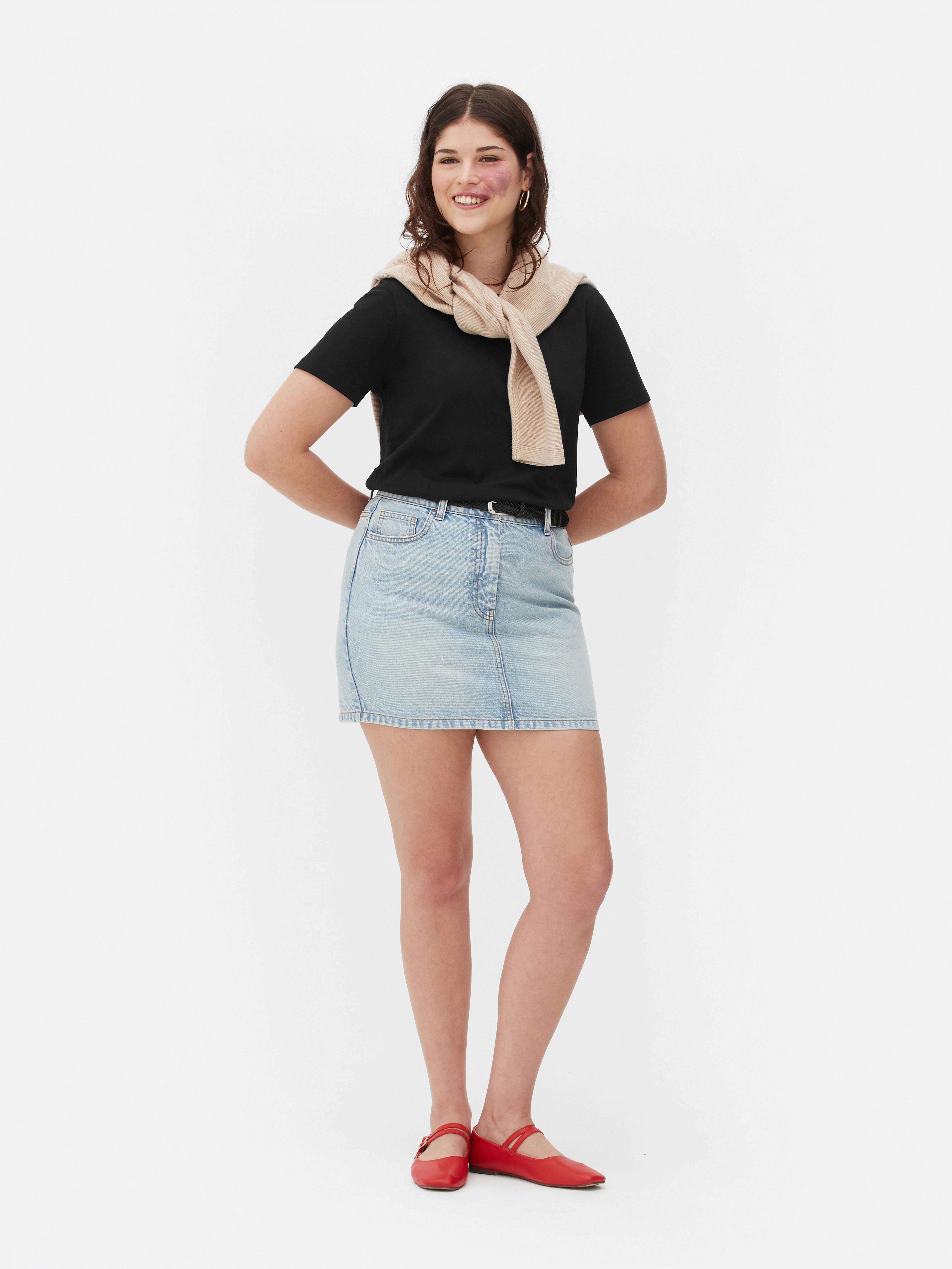 Tricou cu guler rotund și croială regulată. Acest tricou cu mânecă scurtă este punctul de plecare perfect pentru ținuta ta.